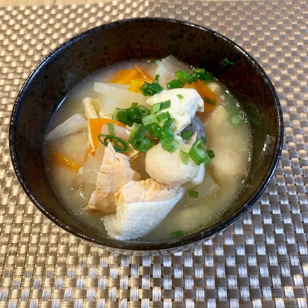 シュネルのインスタグラム：「『石狩汁』  ■材料2〜3人前 鮭2切れ こんにゃく1枚 人参１本 絹豆腐1丁 大根1/2 煮てある里芋1パック 冷凍刻みネギ適量 油揚げ１枚  ①味付け 水1000cc 合わせみそ小さじ1 白味噌大さじ2 塩少々 ほんだし小さじ1 昆布茶小さじ1 酒大さじ1  ② 合わせみそ小さじ1 白味噌大さじ2  ※目分量で作ってしまったのでみそと水の量は味見しながら入れてください  1.大根は皮を剥いていちょう切り 人参は皮ついたままいちょう切りにして水の入った鍋に入れる  2.もう一つ水を入れた鍋を用意して塩を少し入れた沸騰させたら鮭をいれて軽く火を通して臭みを消す  3.1の鍋に①を入れて 手でちぎった豆腐、こんにゃく、里芋、鮭、刻んだ油揚げをいれる （沸騰するとあくがでるのでとる）  4.あくを取ったら②をいれて味を調整する。 20〜30分煮込んで味が染みたら完成。  分からないことはコメントしてください。  #food #料理 #レシピ #おうちごはん #石狩汁 #シュネルキッチン」