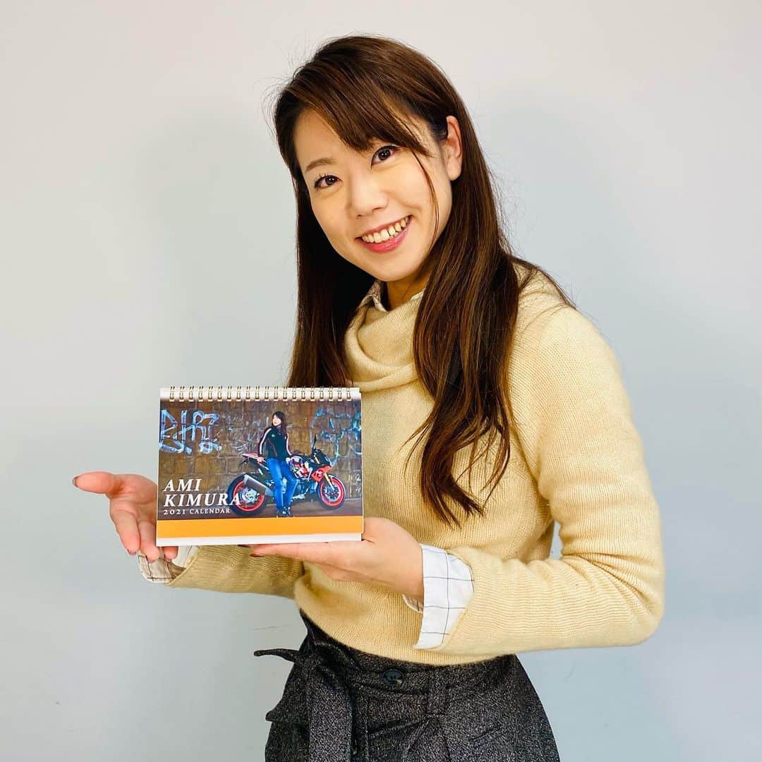のインスタグラム：「#2021年カレンダー 作ったよ\( ˆoˆ )/♡ 2輪～４輪/水上などなど…色んな乗り物に乗った写真✨ 12ヶ月分を厳選しました😉❣️ 今日から公式Webショップで販売開始です( ᵕᴗᵕ )！あんまり数作ってないので、お早めにどうぞ💋 【#木村亜美2021カレンダー】 🛍公式Web shopはプロフからどぞ🤗 URL▹▸﻿ https://www.amikimura.com/shop  #年末ですね🧣」