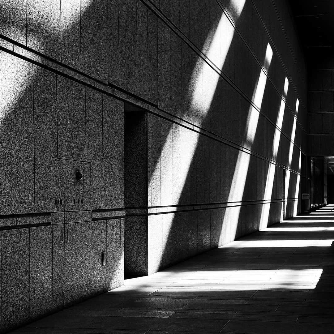 naotakeのインスタグラム：「回廊 - A hall / iPhone 12 Pro Max & Snapseed, 20201201 . . 在宅勤務日のお楽しみはお昼のバーガーキング。今日は「チリアグリービーフバーガー」。その名のとおり見た目は悪いが、味は上々。 . . #spicollective #royalsnappingartists #infamous_family #rsa_main #infinity_photo_cult #2_fineart #jp_gallery_member #jp_gallery_bnw #trb_bnw #wp_bnw  #bnw_life #bnwlife_member #bnw_life_shots #bnw_captures #world_bnw #top_bnw #team_jp_ #team_jp_モノクロ #ig_energy_bw #ig_nihon #streetphotographybnw #igersjp #blackandwhite #bnw #bnwphoto #monochrome #bw #bnwphotography #ShotOniPhone #shotoniphone12promax」