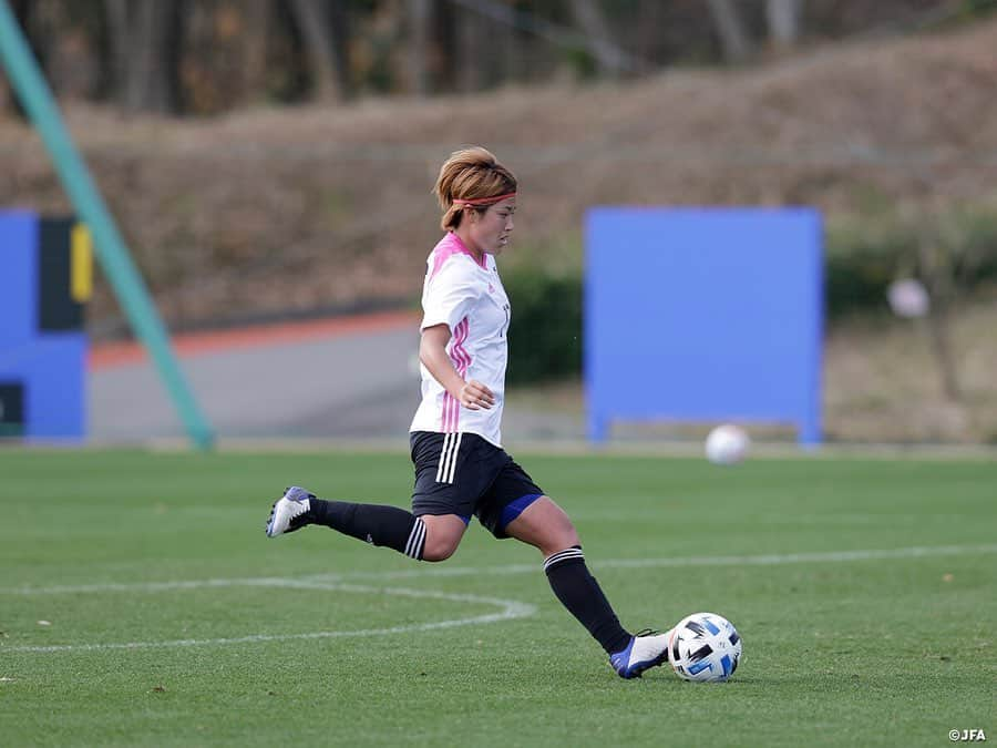 日本サッカー協会さんのインスタグラム写真 - (日本サッカー協会Instagram)「【2020.11.29 Training Photo②📸】#なでしこジャパン　最終日トレーニングマッチ　逆転勝利で2020年の活動を打ち上げ  なでしこジャパンは11月29日(日)に1週間のトレーニングキャンプ最終日を迎え、いわきFC U-18と合同トレーニングを行い、その後40分ハーフでトレーニングマッチを行いました。  2本目は布陣を4-2-3-1に変えると、中盤のパス交換から#中島依美 選手がGKの頭上を越すミドルシュートを決めて1点差に追いつきます。するとその直後、守備ラインの裏へのロングボールに反応した#浜田遥 選手がダイレクトでシュートを決めて同点に追いつきます。主導権を握ったなでしこジャパンは、#三浦成美 選手がトップ下の#長谷川唯 選手に縦パスを通すと自ら上がっていき、リターンを受けるとGKとの1対1ではボールを浮かして技ありのゴール。3-2で逆転勝利を収めました。  ✅トレーニングマッチの模様は #TeamCam で配信中！公式YouTubeチャンネル #JFATV でご覧ください📹  #jfa #daihyo #nadeshiko #Jヴィレッジ」11月30日 20時45分 - japanfootballassociation