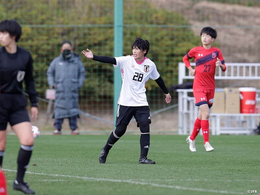 日本サッカー協会さんのインスタグラム写真 - (日本サッカー協会Instagram)「【2020.11.29 Training Photo②📸】#なでしこジャパン　最終日トレーニングマッチ　逆転勝利で2020年の活動を打ち上げ  なでしこジャパンは11月29日(日)に1週間のトレーニングキャンプ最終日を迎え、いわきFC U-18と合同トレーニングを行い、その後40分ハーフでトレーニングマッチを行いました。  2本目は布陣を4-2-3-1に変えると、中盤のパス交換から#中島依美 選手がGKの頭上を越すミドルシュートを決めて1点差に追いつきます。するとその直後、守備ラインの裏へのロングボールに反応した#浜田遥 選手がダイレクトでシュートを決めて同点に追いつきます。主導権を握ったなでしこジャパンは、#三浦成美 選手がトップ下の#長谷川唯 選手に縦パスを通すと自ら上がっていき、リターンを受けるとGKとの1対1ではボールを浮かして技ありのゴール。3-2で逆転勝利を収めました。  ✅トレーニングマッチの模様は #TeamCam で配信中！公式YouTubeチャンネル #JFATV でご覧ください📹  #jfa #daihyo #nadeshiko #Jヴィレッジ」11月30日 20時45分 - japanfootballassociation