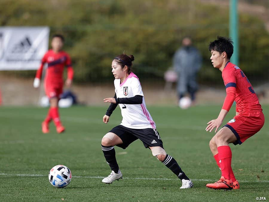 日本サッカー協会さんのインスタグラム写真 - (日本サッカー協会Instagram)「【2020.11.29 Training Photo②📸】#なでしこジャパン　最終日トレーニングマッチ　逆転勝利で2020年の活動を打ち上げ  なでしこジャパンは11月29日(日)に1週間のトレーニングキャンプ最終日を迎え、いわきFC U-18と合同トレーニングを行い、その後40分ハーフでトレーニングマッチを行いました。  2本目は布陣を4-2-3-1に変えると、中盤のパス交換から#中島依美 選手がGKの頭上を越すミドルシュートを決めて1点差に追いつきます。するとその直後、守備ラインの裏へのロングボールに反応した#浜田遥 選手がダイレクトでシュートを決めて同点に追いつきます。主導権を握ったなでしこジャパンは、#三浦成美 選手がトップ下の#長谷川唯 選手に縦パスを通すと自ら上がっていき、リターンを受けるとGKとの1対1ではボールを浮かして技ありのゴール。3-2で逆転勝利を収めました。  ✅トレーニングマッチの模様は #TeamCam で配信中！公式YouTubeチャンネル #JFATV でご覧ください📹  #jfa #daihyo #nadeshiko #Jヴィレッジ」11月30日 20時45分 - japanfootballassociation