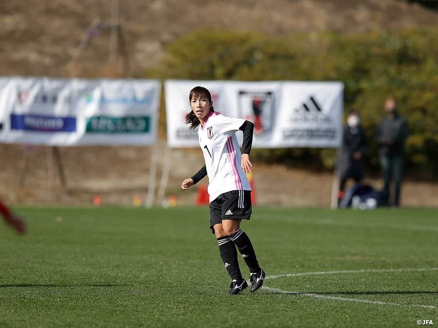 日本サッカー協会さんのインスタグラム写真 - (日本サッカー協会Instagram)「【2020.11.29 Training Photo②📸】#なでしこジャパン　最終日トレーニングマッチ　逆転勝利で2020年の活動を打ち上げ  なでしこジャパンは11月29日(日)に1週間のトレーニングキャンプ最終日を迎え、いわきFC U-18と合同トレーニングを行い、その後40分ハーフでトレーニングマッチを行いました。  2本目は布陣を4-2-3-1に変えると、中盤のパス交換から#中島依美 選手がGKの頭上を越すミドルシュートを決めて1点差に追いつきます。するとその直後、守備ラインの裏へのロングボールに反応した#浜田遥 選手がダイレクトでシュートを決めて同点に追いつきます。主導権を握ったなでしこジャパンは、#三浦成美 選手がトップ下の#長谷川唯 選手に縦パスを通すと自ら上がっていき、リターンを受けるとGKとの1対1ではボールを浮かして技ありのゴール。3-2で逆転勝利を収めました。  ✅トレーニングマッチの模様は #TeamCam で配信中！公式YouTubeチャンネル #JFATV でご覧ください📹  #jfa #daihyo #nadeshiko #Jヴィレッジ」11月30日 20時45分 - japanfootballassociation