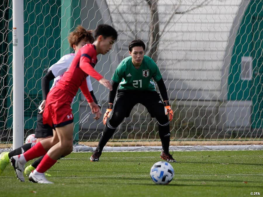 日本サッカー協会さんのインスタグラム写真 - (日本サッカー協会Instagram)「【2020.11.29 Training Photo②📸】#なでしこジャパン　最終日トレーニングマッチ　逆転勝利で2020年の活動を打ち上げ  なでしこジャパンは11月29日(日)に1週間のトレーニングキャンプ最終日を迎え、いわきFC U-18と合同トレーニングを行い、その後40分ハーフでトレーニングマッチを行いました。  2本目は布陣を4-2-3-1に変えると、中盤のパス交換から#中島依美 選手がGKの頭上を越すミドルシュートを決めて1点差に追いつきます。するとその直後、守備ラインの裏へのロングボールに反応した#浜田遥 選手がダイレクトでシュートを決めて同点に追いつきます。主導権を握ったなでしこジャパンは、#三浦成美 選手がトップ下の#長谷川唯 選手に縦パスを通すと自ら上がっていき、リターンを受けるとGKとの1対1ではボールを浮かして技ありのゴール。3-2で逆転勝利を収めました。  ✅トレーニングマッチの模様は #TeamCam で配信中！公式YouTubeチャンネル #JFATV でご覧ください📹  #jfa #daihyo #nadeshiko #Jヴィレッジ」11月30日 20時45分 - japanfootballassociation