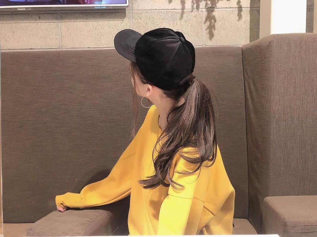 yuu__aaaのインスタグラム：「. . ベロアのキャップ買ったんだ〜❤︎🧢 . 後ろのテレビ見てる🙄 . . #ベロア#cap#キャップ#キャップ女子 #キャップコーデ #ootd #ootdfashion #マスタードカラー #street#楽ちんコーデ #cafe」