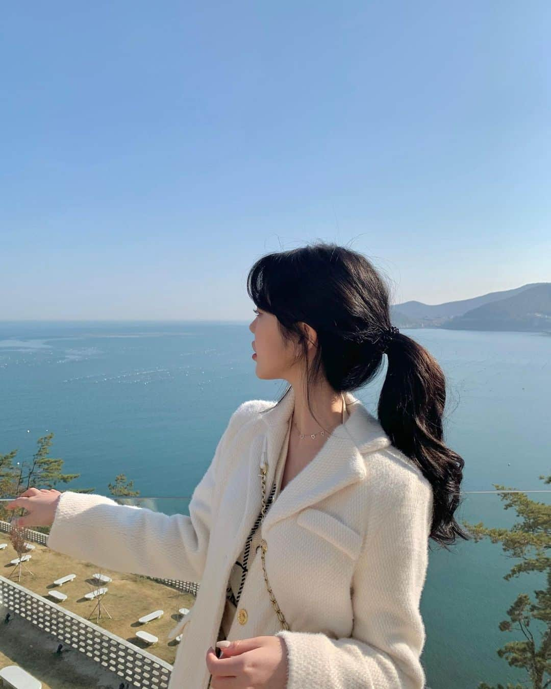 ユビンさんのインスタグラム写真 - (ユビンInstagram)「바다는 언제봐도 좋구 예쁘지요 🤍 🌊  지금 가장 잘 나가고 있는 울 자켓입니다 ♥ 워낙 색감 , 퀄리티 , 저렴한가격 , 예쁜 핏 등등 너무 잘 빠져서 깔별로 구매해주시는 분들도 계시더라구요 🎀 저도 깔별로 소장 했습니닷 🎀   마켓은 수요일에 마감입니다 ! 마켓은 재진행 없어용」11月30日 20時46分 - u.b1n