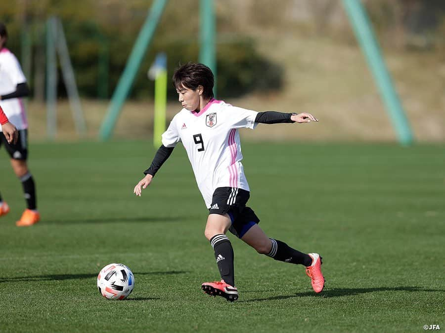 日本サッカー協会さんのインスタグラム写真 - (日本サッカー協会Instagram)「2020.11.29 Training Photo③📸】#なでしこジャパン　最終日トレーニングマッチ　逆転勝利で2020年の活動を打ち上げ  なでしこジャパンは11月29日(日)に1週間のトレーニングキャンプ最終日を迎え、いわきFC U-18と合同トレーニングを行い、その後40分ハーフでトレーニングマッチを行いました。  解散前のミーティングで #高倉麻子 監督は、「自分に限界を作らずにもっと上を目指してほしい」と選手たちに発破をかけました。2021年、いよいよ #東京オリンピック を迎える年に、周りを明るく照らすほどの輝きを持ったチームになることを目指し、「史上最強の、そして歴代“最光“のチームになる」と話して2020年のなでしこジャパンの活動を締めくくりました。  ✅トレーニングマッチの模様は #TeamCam で配信中！公式YouTubeチャンネル #JFATV でご覧ください📹  #jfa #daihyo #nadeshiko #Jヴィレッジ」11月30日 20時47分 - japanfootballassociation