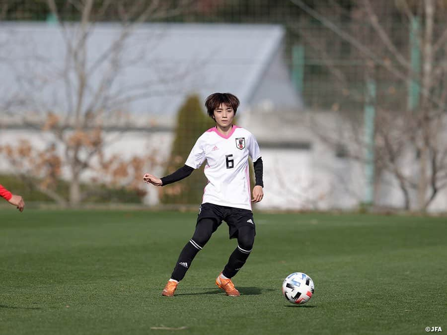 日本サッカー協会さんのインスタグラム写真 - (日本サッカー協会Instagram)「2020.11.29 Training Photo③📸】#なでしこジャパン　最終日トレーニングマッチ　逆転勝利で2020年の活動を打ち上げ  なでしこジャパンは11月29日(日)に1週間のトレーニングキャンプ最終日を迎え、いわきFC U-18と合同トレーニングを行い、その後40分ハーフでトレーニングマッチを行いました。  解散前のミーティングで #高倉麻子 監督は、「自分に限界を作らずにもっと上を目指してほしい」と選手たちに発破をかけました。2021年、いよいよ #東京オリンピック を迎える年に、周りを明るく照らすほどの輝きを持ったチームになることを目指し、「史上最強の、そして歴代“最光“のチームになる」と話して2020年のなでしこジャパンの活動を締めくくりました。  ✅トレーニングマッチの模様は #TeamCam で配信中！公式YouTubeチャンネル #JFATV でご覧ください📹  #jfa #daihyo #nadeshiko #Jヴィレッジ」11月30日 20時47分 - japanfootballassociation