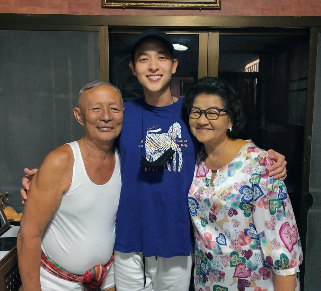 Jirayu Tangsrisukのインスタグラム：「แอบแวะหาตากับยาย .. รักนะครับ 😊❤️」