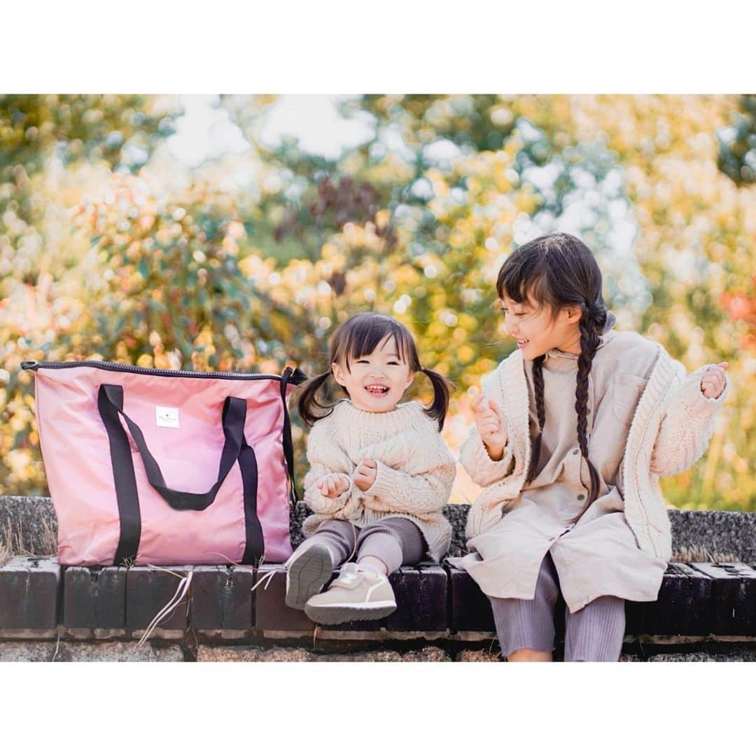 Kyooonのインスタグラム：「長女が選んでくれたマザーズバッグ。 私には新鮮な淡いピンク色✨ @amanoppo_official  荷物が多いで有名な(🤣？)私ですが この大容量で軽いバッグ、旅行にも便利だし めちゃくゃ使えてます。 肩にかけやすい持ち手の長さ、ファスナーの開けやすさ、整理整頓しやすい内側ポケット、サイドのサーモポケット、ベビーカーへの掛けやすさ✨ ママのためにこだわりがたくさん詰め込まれているなぁと使っていてひしひしと感じる使い心地の良さです◟̊◞̊ ♡オムツ交換シートが付いてるのもお得感🤱  amanoppoはベビフルがオープンしたママやベビーのためのお店なのですが、本当に素敵なセレクトばかりで（淡いカラーが多いのも好み♡） サイトを見ながらも、わぁこれあの子に贈りたいなぁなんてわくわくがとまらなかったです。 出産祝いなんかにも絶対喜ばれるお店だよ👶🎁  ギフトラッピングもすごく可愛かった🎄  amanoppoでは、11/30(月)までLINE友だち限定！10％offキャンペーン開催中です。 詳しくは、@amanoppo_official のハイライトからご覧ください♪ #PR#amanoppo#amanoppoレビュー #姉妹#4歳差姉妹#マザーズバッグ」