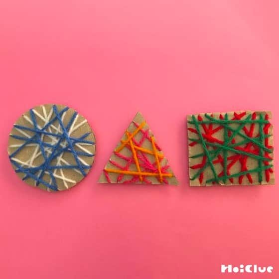 HoiClue♪ [ほいくる]のインスタグラム：「＼ダンボール×毛糸タペストリー／  毛糸のかけ方をいろいろ変えてみると、模様の見え方が変わっておもしろい！👀  何色の毛糸を組み合わせようかな？形はどうしようかな？✂️  作り終わった後のアレンジも楽しめる、ワクワク製作遊び☺️  . . . . . . . . . . . . . . . . . .  ■ ポイント！  ・ダンボールに模様を描いてから毛糸をかけ始めたり、毛糸をかけ終えてから模様を描いたり…アレンジいろいろ楽しめる。  ・できあがったらステッキやブローチはもちろん、クリスマスのオーナメントにもぴったり！  ・切り込みの幅や毛糸のかけ方を変えてみたり、作りながらいろいろ試してみるとおもしろい。  ■ 材料 ・ダンボール ・毛糸  ■ 使うもの ・えんぴつ ・はさみ ・セロハンテープ  ■ 作り方  1、ダンボールに丸、三角、四角などの好きな形をえんぴつで書き、線に沿って切り取る。  2、1で切り取ったダンボールの周りに、1〜2cm感覚で切り込みを入れる。  3、毛糸の端を2のダンボールの裏にセロハンテープで貼り、切り込みに毛糸を引っ掛けていく。 最後の毛糸の端も同様に、裏にセロハンテープでとめたらできあがり！  . . . . . . . . . . . . . . . . . .  ほいくるの投稿を見て遊んだ後は、ぜひ #ほいくる または #hoiclue のタグをつけえ教えてください♬ほいくる公式サイトの記事内で、ご紹介させていただくかも…？ ※その際はInstagramのメッセージにて事前にご連絡させていただきます。  そのほか「あそび」や「こども」にまつわる色々な情報やアイディアを楽しみたい方は、 @hoiclue のプロフィールのURLへ 👉︎︎︎︎️️️️️️  #保育 #保育士 #保育園 #幼稚園 #幼稚園教諭 #こども園 #保育士の卵 #保育学生 #遊び #あそび #子ども #こども #children #kids #製作 #制作 #工作 #キッズアート #おうち遊び #室内遊び #こどもとあそぶ  #クリスマス飾り #タペストリー #廃材遊び #ダンボール #毛糸」