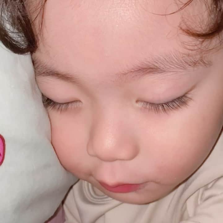 ウンチェのインスタグラム：「#얼빡샷   얼집 휴원명령으로 등원도 못하고 , 집에 있으니 낮잠도 안 자서 피곤했는지 일찍 잠든 울 집 #귀요미 🤍 - - - - #자다가 #갑자기 #앉아있더니 #다시누움 #모찌모찌 #아들스타그램 #육아스타그램 #뜽유 #월요일 #일상 #굿밤 #goodnight」