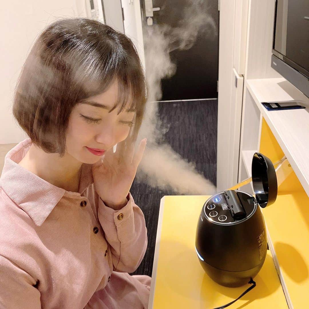 のインスタグラム：「毎日マスクを付けているので 毛穴の詰まりが気になります... . そこで美顔器No.1ブランド・ヤーマンのスチーマー @yaman.official  毛穴ケアスチーマー ブライトクリーン を使っています🍀✨ . こちらは肌温度約40℃の毛穴ケアスチーマーで4つのモードがあります . 　①「クリーンモード」→ 3分間の温スチームで肌を温める  　②「スチームモード」→ 10分間の温スチームで肌を温める  　③「バリアモード」→温スチームと15秒間のインターバルを繰り返す  　④「ロングモード」→約7時間の間、温スチームが数十分おきに放出されるモード . 私はロングモードでデスクワークや就寝時に使っています 翌朝お肌が潤っていて嬉しい😊 . スチーマーを使用した後はお肌が潤っているので、朝のスキンケアでもっちりしているのが実感できました❤️ . 乾燥による肌荒れが心配なので、この冬はブライトクリーンでスキンケアしたいと思います🌹 . #ブライトクリーン #ヤーマン #スチーマー #model #モデル #japanesemodel #恵美」
