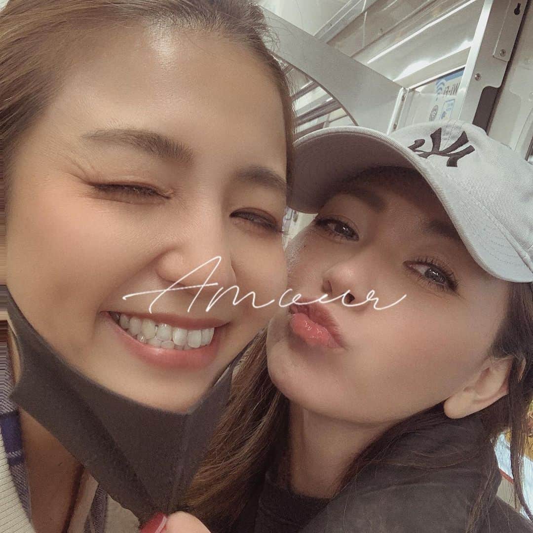 なーみのインスタグラム：「😉😗 真ん中の英語は読めなくても 私たちアンブアぁ''ーよね♡ 。 。 またゆっくり らびゃー達と飲みたいよー🥳 。 。 @nromiromi  #らびゃ♡#sister」