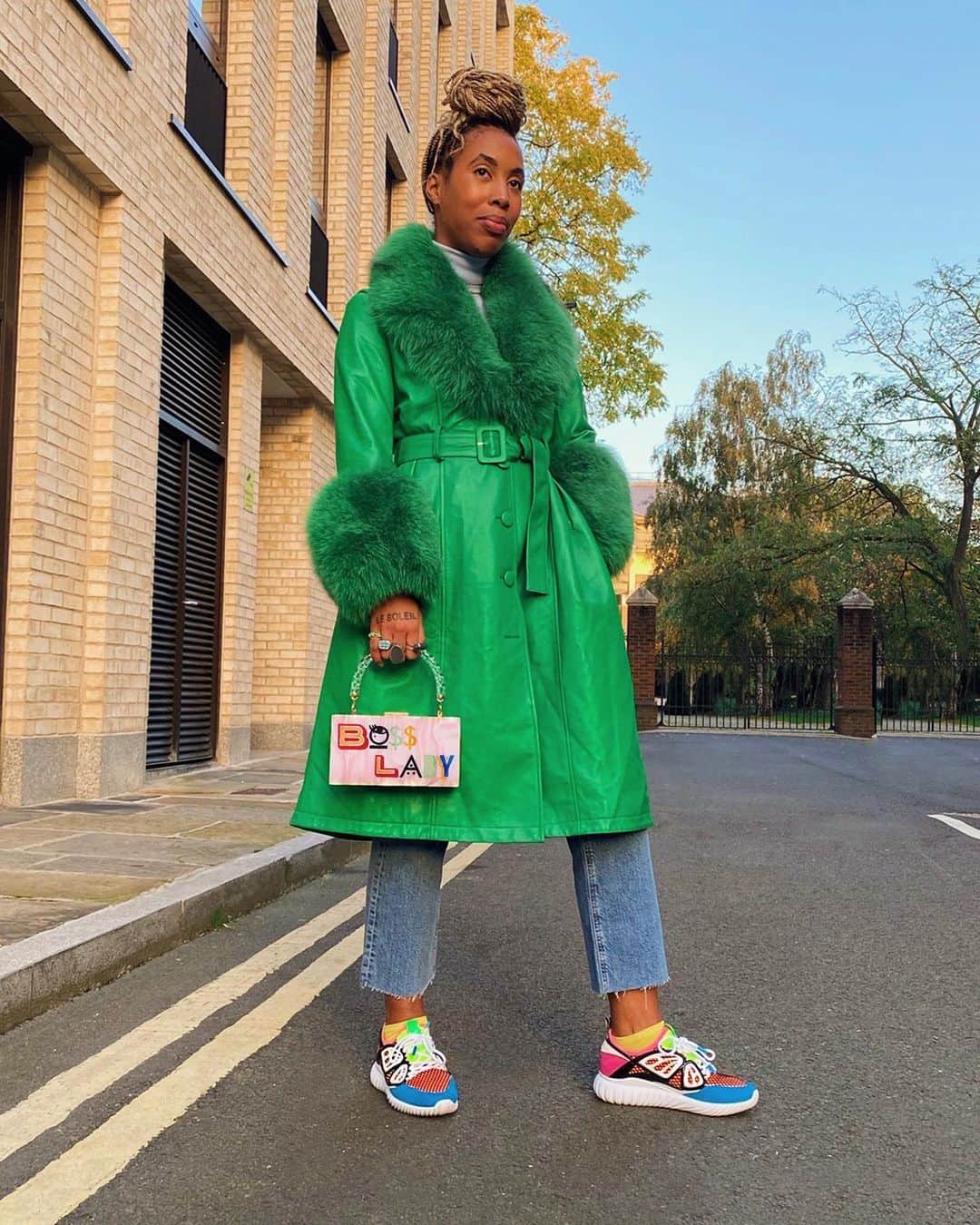 SOPHIA WEBSTERさんのインスタグラム写真 - (SOPHIA WEBSTERInstagram)「Attention to details… SWHQ’s resident green queen Axel pairing her 'Fly-By' sneakers with a 'Boss Lady' clutch 💚🦖⁣ ⁣ #SophiaWebster #SophiaWebsterSneakers⁣」11月30日 21時07分 - sophiawebster