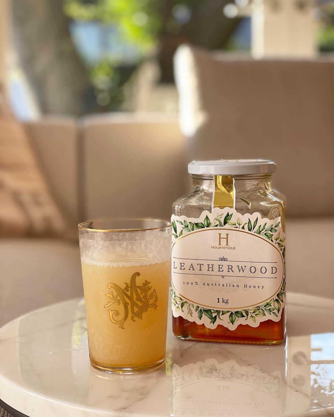 髙田麻紀子のインスタグラム：「❤︎ . レザーウッドでレモンスカッシュ🍋 蜂蜜とレモンでしっかり混ぜてから炭酸水を注ぐのが美味しく飲むコツです🐝 . 世界で5人の養蜂農家しか採密することが許されていない希少なレザーウッド🍯🐝 食べる香水と言われている程華やかで、紅茶やアイスラテ、生クリームにかけてもとっても美味しいです💕 . #instagram #instalike #honey #honeybee #MASYOME #マスヨメ #レザーウッド　#oldsaintlouis #antique」