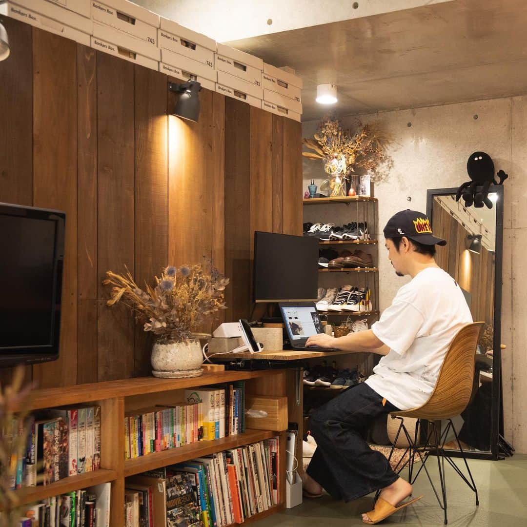 LIFULL HOME'S DIY Magのインスタグラム：「「理想の暮らしは自分でつくる！」そんな熱い思いを胸に、DIYで住まいを編集していく #DIYPEOPLE たち。﻿ 古民家、マンション、シェアハウス、賃貸など、さまざまな条件のもと自分たちらしい自由な暮らしを実践する姿をご紹介します。﻿ ﻿ 今回訪れたのは都内の賃貸マンションに暮らすイノウエさん @i_am_goino の住まい。広さは45m2、約17畳1Kのスクエアなワンフロアに、自ら“壁”を作って表情豊かな空間に演出しています。壁の裏側はウォークインクローゼットになっており、そのほかにもオープンシェルフやシューズラック、リビングテーブルなどを次々と造作。﻿ ﻿ ハイセンスなインダストリアル空間をどうやってつくり、どう暮らしているのか、DIY術やライフスタイルについて聞いてみました。﻿ ﻿ ﻿ ■ 「収納がないならつくろう」がDIYのきっかけ﻿ ﻿ 約17畳の広さは一人暮らしには十分な広さでしたが、唯一の難点が収納スペースがないことでした。﻿ ﻿ 『ないなら、つくるしかないと思いました。それまでDIYをやったことはなかったのですが、大学で彫刻を学んでいたので、インパクトドライバーなどの工具もある程度そろっていましたし、必要な素材や部材、塗装の仕方や強度の保ち方なども感覚的にわかっていたので、引越しのタイミングに合わせて取りかかりました』﻿ ﻿ ﻿ ■ 住まいを印象づける大きな壁（写真4枚目）﻿ ﻿ 業務用スチールラックを据え置き、高さ約185cmの板材を打ち付けた壁は、表面をあえてやすりがけをせずにざらっとした素材感を生かし、板材の幅違い、色違いをランダムに組み合わせています。表情ある壁面に仕上げるまでに5回はやり直したという力作で、これをつくったことで「DIYスイッチが入りました」とイノウエさんは笑います。﻿ ﻿ 壁の裏側に回ると、そこはウォークインクローゼット。ハンガーラックと収納ケースを活用して、洋服やスニーカーのストック、生活用品が整然と収められています。﻿ ﻿ 照明をはじめ、テレビやプロジェクターなどのAV機器の配線隠しにも壁が一役買っており、部屋の壁や床にコードが見えてインテリアを損ねる、ということがまったくありません。﻿ ﻿ ﻿ ﻿ ......................... ﻿ ﻿ こだわりの空間、お部屋の全貌はWEBサイトにて！﻿ トップのURL、ストーリーズリンクよりご覧ください🔍﻿ ﻿ @lifullhomesdiymag﻿ #暮らしの編集力を高めるウェブマガジン﻿ #lifullhomesdiymag﻿ #diymag﻿ ﻿ ﻿ #賃貸暮らし #賃貸インテリア #賃貸DIY #賃貸キッチン  #ワンルーム #ワンルームインテリア #一人暮らし部屋 #一人暮らしインテリア  #収納アイデア #収納 #収納術 #本棚 #収納上手  #ウォークインクローゼット #ハンガーラック #壁掛けテレビ #壁掛けインテリア #配線隠し  #リビング照明 #インテリア照明 #照明デザイン  #コンクリート打放し #壁面収納 #壁に付けられる家具 #デスク周り #テーブルdiy」