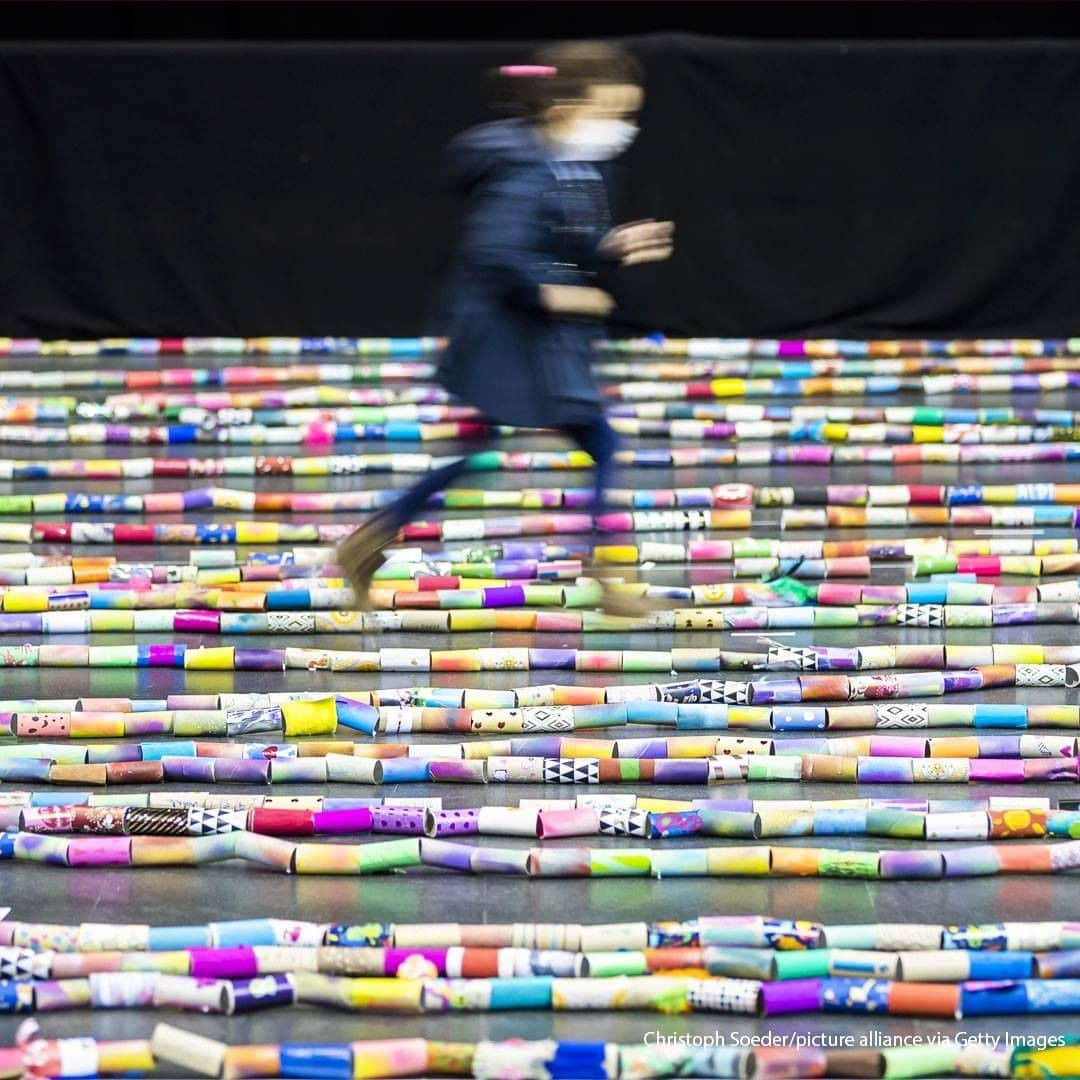 ABC Newsさんのインスタグラム写真 - (ABC NewsInstagram)「The longest toilet roll snake in the world makes a Guinness World Record attempt in Berlin, Germany. The 10,000 rolls were decorated and submitted by children who are stuck at home during the pandemic and displayed messages of thanks to health workers. #worldrecords #berlin #germany」11月30日 21時00分 - abcnews