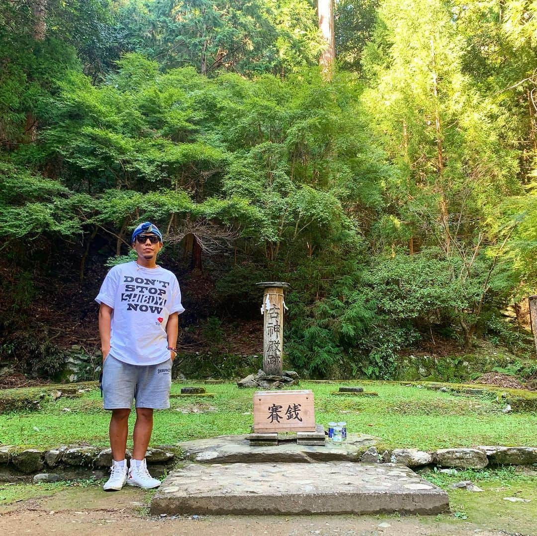 あっくんのインスタグラム：「九州のお伊勢さんとも言われる 福岡県の #伊野天照皇大神宮 考えられないくらい気持ちの良い場所！  関係ないけど 俺の頭に被ってる手ぬぐいは #喧嘩被り と #元気結び の合わせ被り。 全然関係ないけど。 #パワースポッチャー」