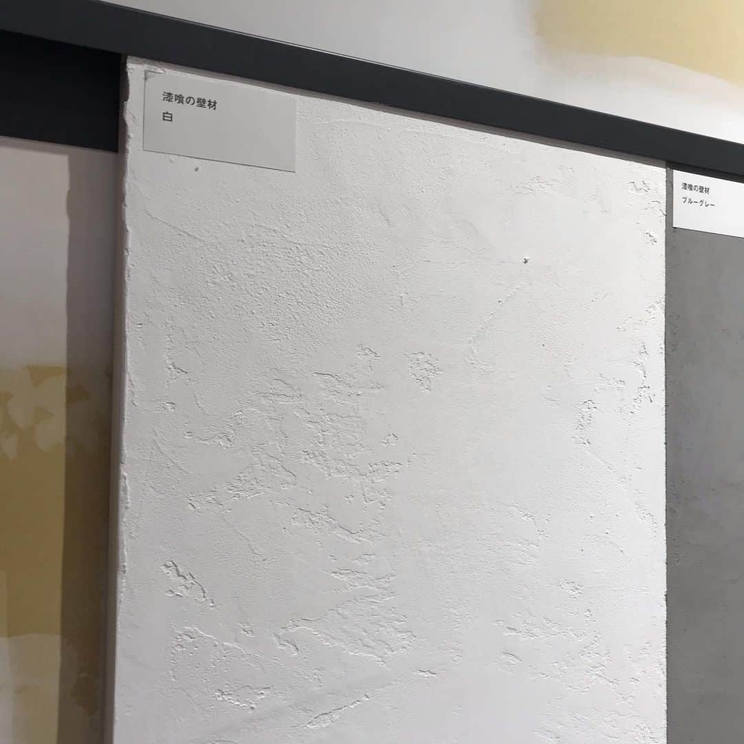 福田葉子さんのインスタグラム写真 - (福田葉子Instagram)「12/3にオープンする有明の無印の、DIYサポートがユニーク。自分で仕上げる壁、つまり塗装、左官の技を店内で教えてくれるのだそう。 もちろん塗料や壁紙も選べるし買えます。ソイルペイントというドイツ発の自然塗料がイチオシらしい。漆喰の壁のニーズが多いのだとか。お子さんでも簡単に塗れるそうなので家族でDIYなんてのもコロナ禍の今、いいかもしれません。パーツもずらり。 これは楽しい。 #muji #DIY #paiting #無印良品東京有明 #無印良品　#無印　#サポート　#家作り　#リノベーション　#リフォーム　#壁　#塗装　#左官　#レクチャー　#体験　#漆喰　#有明」11月30日 21時01分 - yoyoyokoko