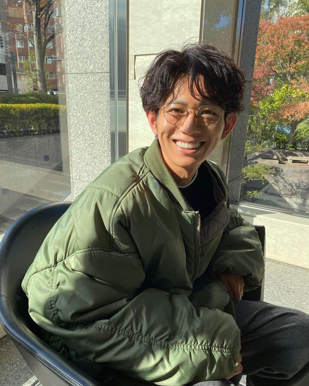 片山良平のインスタグラム：「New hair✂︎ 今年最後にイメチェンしました😊 僕のワガママhairはいつも @rinkomamama に切ってもらってます。 直毛なのでパーマもかけてます。 パーマは僕のメインアシスタント @akane_smd に。 いつもthank you👍  明日から12月START! スケジュールこんな感じです🙆‍♂️ 1〜6日→表参道  7〜13日→銀座  14〜20日→表参道  21〜27日→銀座  28〜30日→表参道  両店とも感染対策をしっかりやりながらの営業をしております! 年内ラストヘアはLONESSへお待ちしております✂︎  #カット#ヘアスタイル #イメチェン #ヘアスタイルで人生変わるよ #今日よりちょっといい明日へ #LONESS最高のメンバー で #お待ちしております」