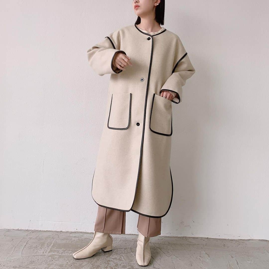 Vannie Officialのインスタグラム：「【VANNIE U 　ノーカラーパイピングロングコート】5,900+tax ⠀ model:168cm  トレンドド真ん中オトナコートをアップデート  ⠀ 《styling》 着るだけで旬ルック！ どんなコーデにも色味にも合わせやすい配色ロングコート。 パンツコーデに羽織ると足元がすっきり見えしてスタイルが縦長にスラっと見えます♡  ⠀ 《detail》 ボリュームTOPSを中に着てもぐずらないゆとりのあるアームホールと ノーカラーでハイネックやフードもINしやすいデザインに。 袖を折ると全体のシルエットと印象がガラッと変えられます◎  裏地なし。  ⠀ 《fabric》 この冬大活躍間違いなしのウールタッチの温かみのある素材 ⠀ ⠀ ⠀ #vannie_u#ヴァニーユー #ZOZOでしか買えない⠀⠀  お問い合わせはDMまでご連絡ください‪‪☺︎‬」
