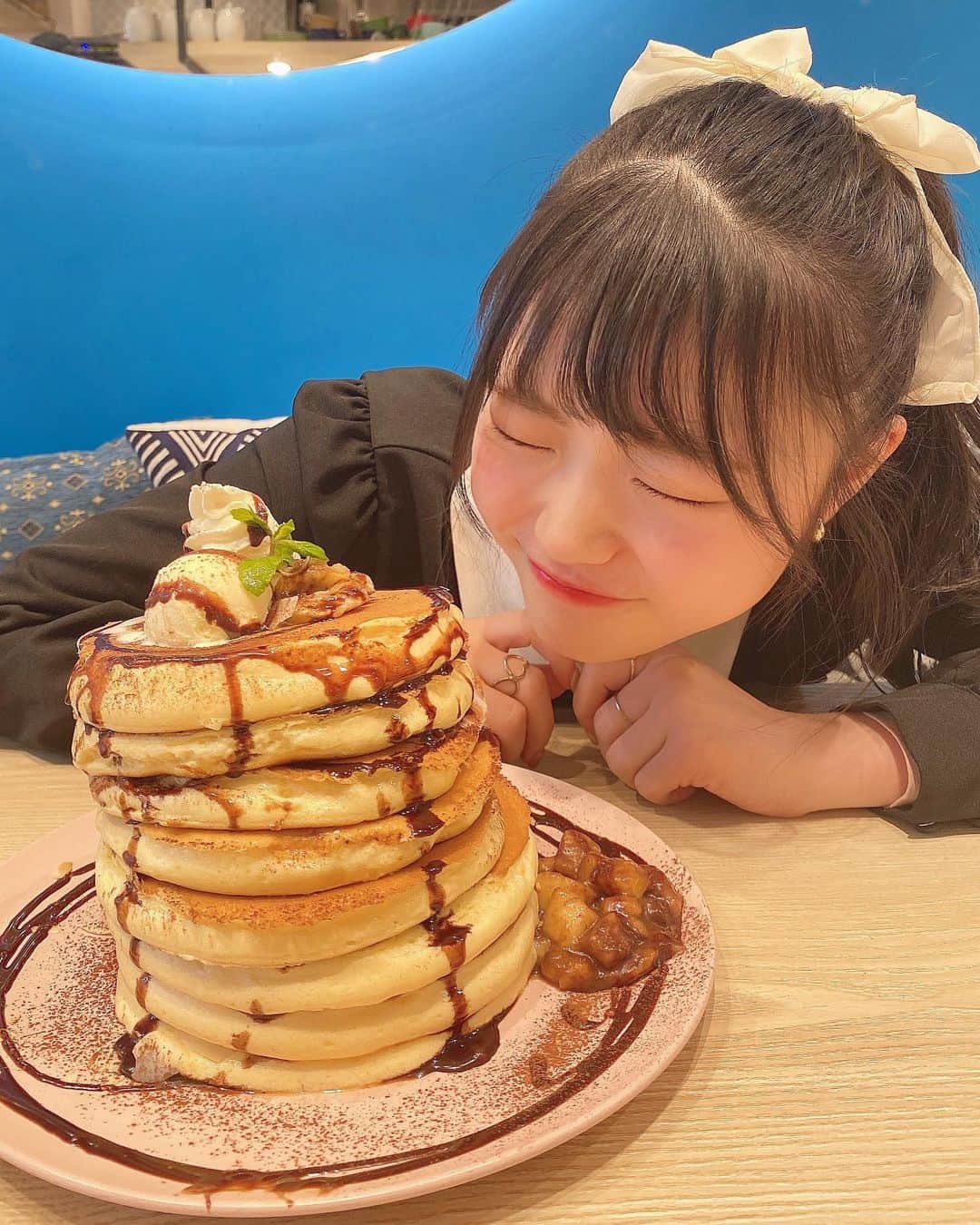 のインスタグラム：「《🐙#梅田　#belleville》﻿ ﻿ 🍔贅沢チーズバーガー（¥750）ランチ限定﻿ 🥞チョコと焼きバナナのパンケーキ　8枚（¥1090）﻿ ﻿ ﻿ ミルフィーユパンケーキが有名なお店🥰✨﻿ ﻿ 昔、かれんとも心斎橋の方のお店に行ったことあるんやけど今はこういう状況やし、閉まっちゃってるみたい💦﻿ ﻿ ﻿ 今回はランチの時間に行ったから、﻿ ハンバーガーとパンケーキを友達と2人でわけっこ‼️﻿ ﻿ ﻿ ﻿ ﻿ ﻿ ろ﻿ 🍔贅沢チーズバーガーはバンズが外はサクサク、中はモチモチで硬すぎなくてめっちゃ食べやすい❕❕﻿ ﻿ ﻿ 中のお肉はぎっしり詰まってて、肉肉しい🍖﻿ ﻿ めっちゃ食べ応えあるし、結構分厚くてジューシー😚﻿ ﻿ 中に大きいピクルスが入ってたりとピクルスが苦手な人は注文するときに抜いてください！って言った方がいいかも、、🤫🤫﻿ ﻿ 野菜もひとつひとつ大きくて、しっかりしてて最高✨﻿ ﻿ ﻿ ﻿ ﻿ ﻿ ﻿ 🥞チョコと焼きバナナパンケーキは﻿ ミルフィーユパンケーキの上にたくさんトッピングされている感じやねんけど、﻿ ﻿ やっぱりパンケーキ自体が美味しすぎる❕❕❕﻿ ﻿ 8枚って結構な量やねんけど、このお店のパンケーキは半熟になってるから、1枚1枚が軽いの💗﻿ ﻿ 全然パサパサしてないし、どちらかというとしっとり！！プリンに近い感覚😳💛﻿ ﻿ だから普通のパンケーキより重くないし、胃もたれもしない‼️﻿ ﻿ パンケーキ自体も甘くて美味しいねんけど、﻿ その上にチョコレートソースいっぱいとクリームやアイスが乗ってて、、、贅沢すぎ✨✨✨﻿ ﻿ ﻿ ﻿ ﻿ ﻿ ﻿ ﻿ パンケーキにこだわってるからこそ少し焼くのに時間がかかるみたいやから、のんびり友達とお話ししたいときにもってこいのお店🥰❤️﻿ ﻿ ﻿ ﻿ かれんに連れて行ってもらってから、もう一回行きたかったからまた行けて幸せ😚﻿ ﻿ ﻿ ﻿ \友達とシェアするのがオススメ💗/﻿ ﻿ ___________________________________________﻿ ﻿ ❤️ 大阪府大阪市北区小松原町梅田地下街4-5 ホワイティうめだ イーストモール﻿ 💗梅田駅から🚶‍♀️10分﻿ 💛8時〜22時﻿ 💚不定休﻿ 💙テイクアウト商品もあり﻿ ___________________________________________﻿ ﻿ #ベルヴィル #ホワイトシティー #パンケーキ #🥞 #大阪  #梅田カフェ #梅田グルメ #梅田ランチ #大阪グルメ #大阪ランチ #大阪カフェ #パンケーキ巡り #ミルフィーユパンケーキ #ミルフィーユ #ハンバーガー #チーズバーガー #チーズ #肉肉しい #🍔 #甘いもの #スイーツ #美味しいもの  #食べ物 #デザート #グルメ #映えスイーツ #映えカフェ #ラビグルメ」