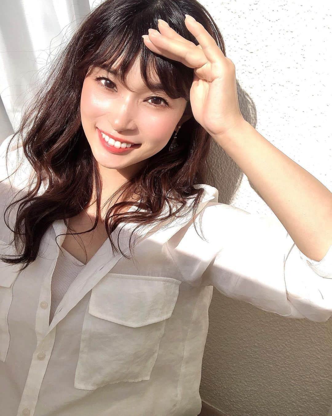 三佐和あやのインスタグラム：「紫外線対策してますか？ わたしは、サプリで 紫外線ケアしてるんですよ〜😊☀️  肌は日によって コンディションちがうしね、ずっと きれいな肌でいたいから、 サプリに 落ち着きました♪  日焼け止めクリームや 日傘  今日は 日焼けして慌てて 夜にパック！とか色々あるけど 紫外線ケアは 内側からもやる時代だし 誰でも 簡単に始められる手軽さがある から、めっちゃおすすめです✨😍  バッグに入れて 持ち歩いてたりしてて、 気づいた時に 飲めるのか 楽チンすぎ💛  続けやすいから いいよ〜🙂  フォロワーさんの皆様には、 わたしが 体に入れるものに こだわりがある健康マニアなこと、 よくご存知だと思います 笑  サプリの内容には 目を光らせてチョイスしてます😚💕  いつも持ってるから  友達にも、「それなんのサプリ？教えて〜」から はじまって  1日1粒 目安でいいので 手軽だしね、 友達にも 勧めてる♪  「紫外線ケアの最先端っぽい」って ゆわれます〜✨  #pr #おすすめ #エイジング #アラサー #アラフォー #メイク #美容 #サプリメント #サプリ #かわいい #大人女子 #大人かわいい #コーデ #アラサーコーデ   *+__________+*  Check❣️ 飲む紫外線ケアサプリ #メディパラソル  #mediparasol  #メディパラ」