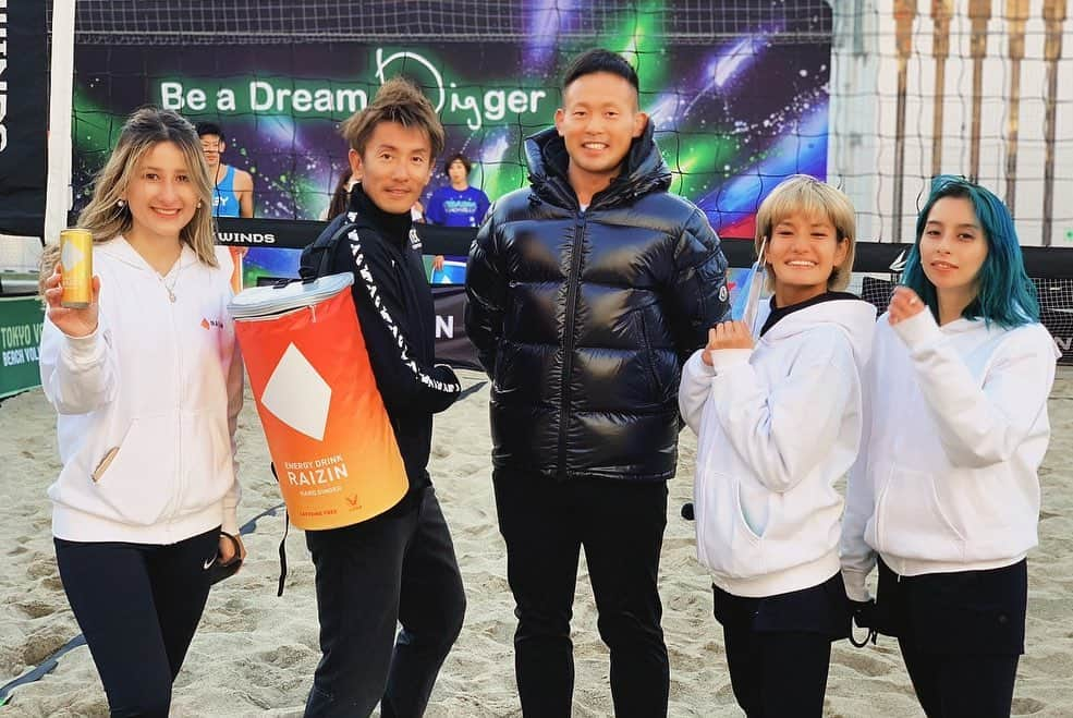 西村晃一さんのインスタグラム写真 - (西村晃一Instagram)「BEACH VOLLEYBALL RAIZIN CUP 2nd 4人制一般大会 11/28(土) 皆さんご参加ありがとうございました。ビーチバレーをやったことない方もたくさん出てもらって、試合後には、 悔しくて次回リベンジする！ もっと上手くなりたい！ もっと大会に出たい！ 何よりみーーーんなビーチバレーを好きになってくれました🥺ぼくにとっては 最高に嬉しい大会となり、 みんなが一生懸命にプレーする姿を見て、本当に感動しました。 是非みんなでビーチバレーをここ宮下パークビーチで盛り上げていけたらと思います。 皆様ありがとうございました。 次回は12/19❗️ 12/19 4人制一般大会 12/20 4人制決勝.2人制大会 またお会いしましょう！  大正製薬様 @raizin_taisho 大会後援ありがとうございました。 また下記副賞それぞれありがとうございました。  ⚫︎ANAで行く2泊3日の旅 ➡︎株式会社セラヴィ様  ⚫︎Hillvalleyのポップコーン @hillvalley_official   ⚫︎Beach Bodyウエアー @beachbody.gear.jp   ⚫︎石鹸 @sotiras_zeola   ⚫︎除菌もできるハンドローション ➡︎ @hollywood_beauty_college   ⚫︎ 石鹸おしぼり・アライフplus  ⚫︎Sports Kanikama ➡︎一正蒲鉾株式会社  @raizin_taisho  @miyashitapark_  #ミヤシタパーク  #宮下パーク  #宮下パークビーチ  #raizincupbeachvolleyball #winds @winds.group  #koichinishimura  #西村晃一 #beadreamdigger」11月30日 21時02分 - koichi.nishimura