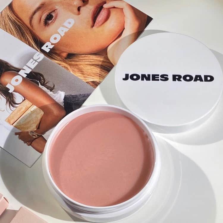 ボビー・ブラウンのインスタグラム：「How I start and end my day. Au Natural Miracle Balm. Face,hands neck. The smell reminds me to breathe in a minute of self care. Love this photo @johnbondmakeup」