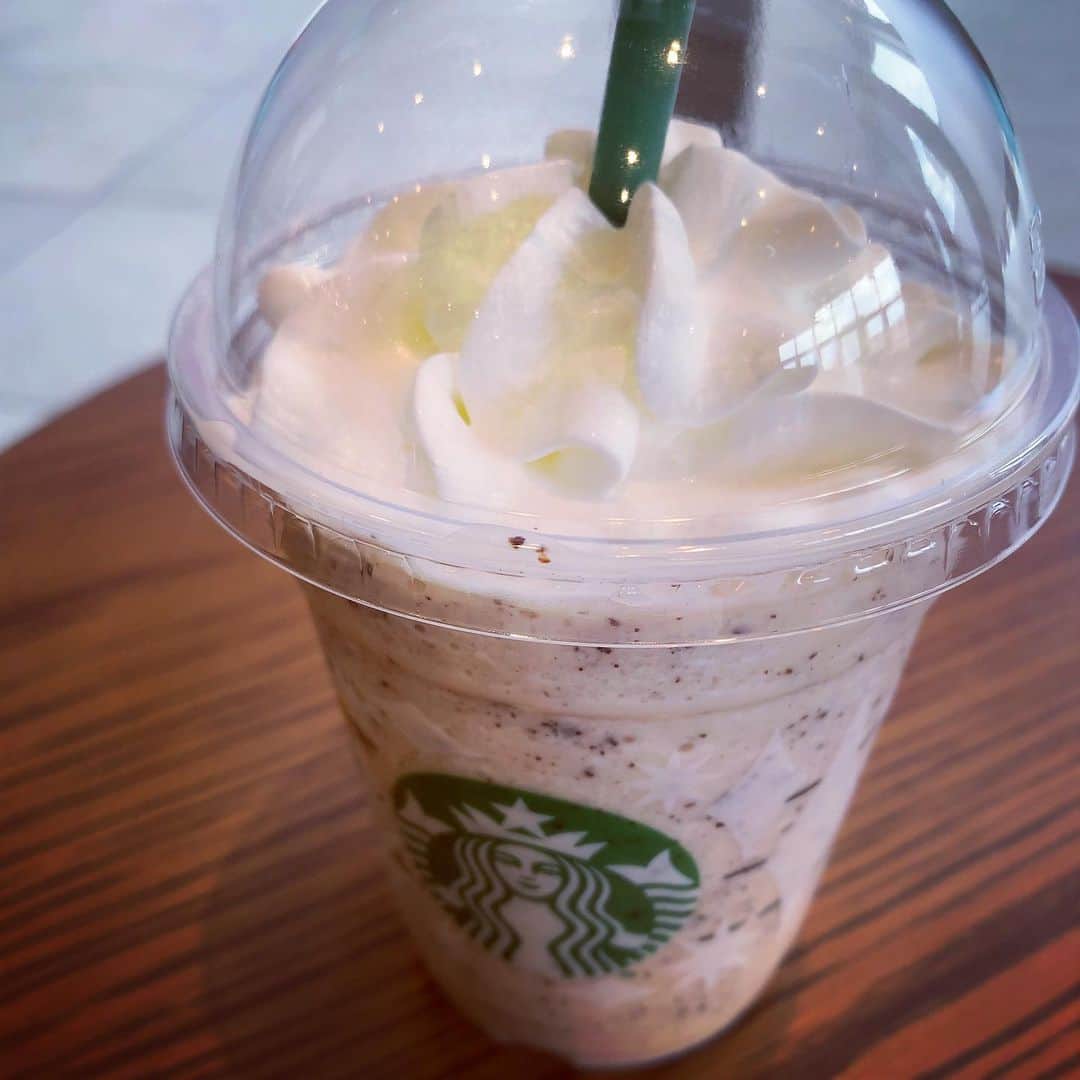 加藤千恵のインスタグラム：「先日のスタバ。バニラクリームフラペチーノ→チャイシロップに変更、チョコチップ追加、というカスタマイズ。ネットで見かけて、一度やってみたかったやつ。おいしかったけど、もう少し甘さ控えめでもよかったかもしれない。スタバ達人への道は険しい。」