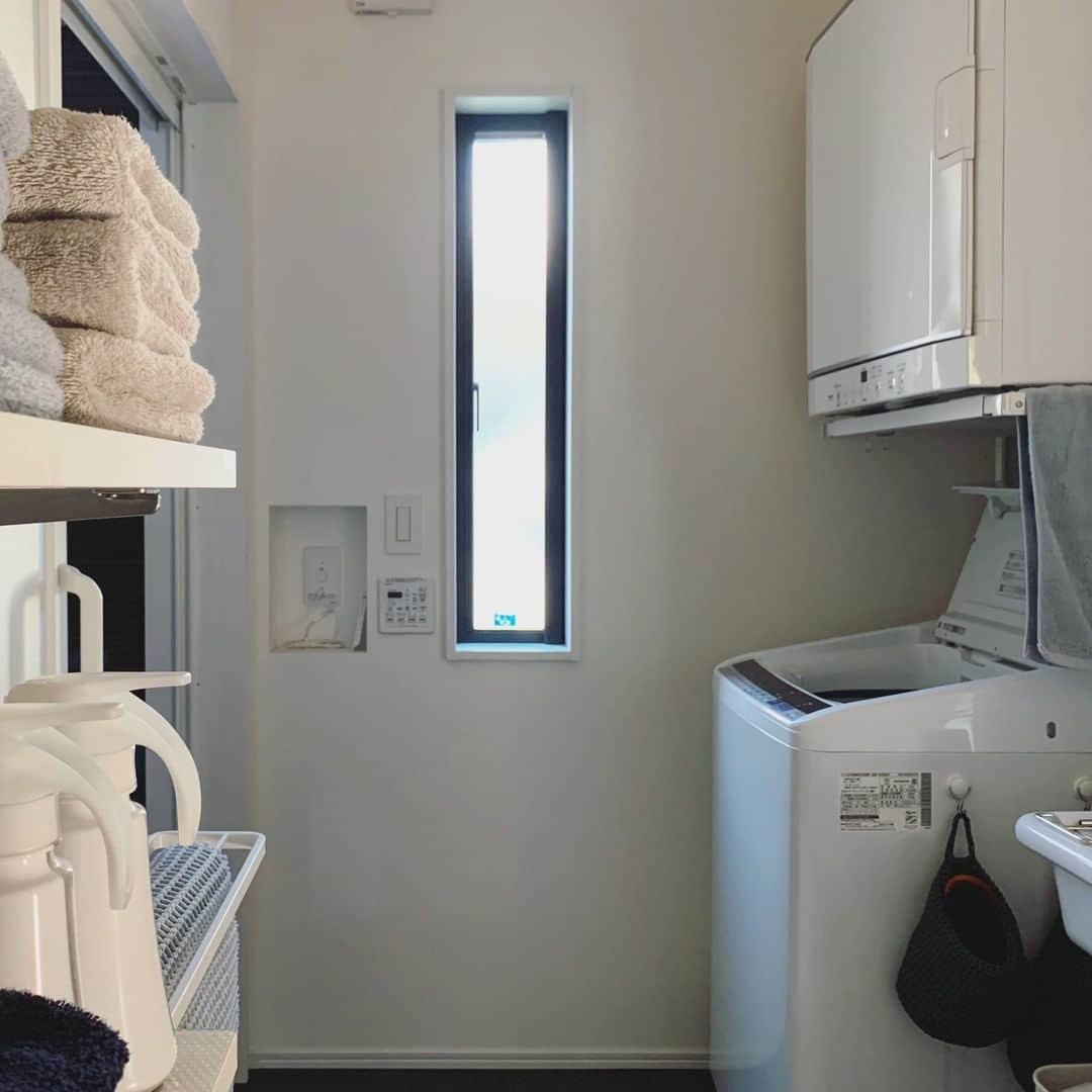 ムクリ［mukuri］さんのインスタグラム写真 - (ムクリ［mukuri］Instagram)「毎日使う洗面スペースを快適にする設備と収納の工夫～無垢の家で暮らす（koko_ieさん）  「広めの洗面所」を 希望して叶えた３帖の充実した空間。 オープンな 収納スペースは白やグレーを基調とした“塩系カラー”でまとめてすっきり清潔感を大切にしているこちさん。  大容量の収納棚はもちろん、家づくり当初から採用を決めていた衣類乾燥機を置いても圧迫感のない空間は使い勝手も抜群です。  衣類乾燥機の露出した銀色のジャバラ除湿筒はとてもインパクトがありますが、剥き出しの配管の業務用感をあえてインテリアとして活かすために隠さず、それに合わせて洗面台を造作してもらうことに。   少し無骨で男前な雰囲気をアクセントにしているこちさんのお家にとても合っていますね〜。  これからの季節は中々洗濯物が乾かなかったり部屋干しで生活感が出てしまったり...。冬のお洗濯はちょっと憂鬱に感じている方も多いのではないでしょうか？  そんな時に大活躍なガス衣類乾燥機について、実際に採用してみて感じた使い心地やメリット・デメリットについてもお話しいただいています。ぜひ参考にしてみてくださいね♪  @koko_ie さん、ありがとうございました！﻿ （編集：megu）  ▶詳細はプロフィールのURLよりご覧ください プロフィールはこちらから @mukuri_official ・  #洗面室 #洗面所 #洗面収納 #TOTO #ikea #無印良品 #無垢の家 #マイホーム #マイホーム計画 #家づくり #木の家 #新築一戸建て #注文住宅 #インテリア #男前インテリア #ナチュラルインテリア #interior #ガルバリウム #シンプルな暮らし #シンプルライフ #くらしの編集 #暮らしを楽しむ #ムクリ」11月30日 21時06分 - mukuri_official