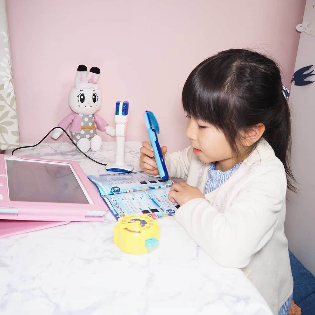 Kuboi Ayumiさんのインスタグラム写真 - (Kuboi AyumiInstagram)「長女はまだ小学１年生なので、リビング学習をしています。﻿ ちっちゃいお部屋を長女用にと思って準備をしていたのですが﻿ 結局ひとりでは淋しいようで、１日中リビングにいます。﻿ ﻿ なので、小さめのテーブルを用意して、ママやパパの見えるところで宿題やお勉強。﻿ パパが長女の好きなピンクに壁も変えてくれました。﻿ ﻿ 毎朝の日課は進研ゼミのチャレンジタッチ。﻿ ひとりでは淋しいといってリビングにいるのに、ママやパパが一緒に隣にいると自分でやる！と﻿ 機嫌が悪くなるので、基本的に見守りで。﻿ ﻿ チャレンジタッチで国語や算数、英語などのお勉強をしているのですが﻿ 毎日〇時にチャレンジタッチをする時間と決めたら、コラショが音楽とともにお知らせしてくれるので、ママがお勉強をしてねと声掛けもいりません。﻿ ﻿ 問題が解けたら「すごーい！」と褒めてくれて﻿ 家族以外にももうひとり一緒に頑張ってくれるお友達が増えた感覚。﻿ ﻿ レッスンが終わるたびに、達成感が得られる演出があったり、勉強をすればするだけジュエルがもらえたり、ポイントがたまったり。﻿ ﻿ ごほうび目当てでの勉強はどうかな、と思ったこともありましたが、チャレンジタッチは共働きの家庭の強い味方！すでに欠かせないものになっているかも。﻿ ﻿ もちろん、できる限り娘たちと過ごす時間を作ってあげようとは思っていますが、パパも忙しく、ワンオペが多い我が家では、どうしても年齢差のある2人がしたいことを同時にひとりで対応するのは厳しいことも多く。﻿ ﻿ 進研ゼミは、飽きないようにいろんなアイテムも送られてきたりするので、楽しそうに学んでいるようです。﻿ ﻿ チャレンジタッチはパソコンから毎日どんな勉強をして、何点だったか、解き直してるかなどもチェックできるので、あとからフォローしやすく本当に助かっています。﻿ ﻿ ちなみに1月号では自分専用のタブレットやペンを、炭治郎バージョン、禰豆子バージョンにデコレーションできるシールが届くみたいで﻿ 今から楽しみにしているようです。﻿ ﻿ ﻿ ﻿ #おうちじかん #おうち時間 #自宅学習 #家庭学習 #小学生ママ #小学生ママと繋がりたい﻿ #鬼滅の刃 #炭治郎 #禰豆子﻿ #進研ゼミ #チャレンジタッチ #pr #タブレット学習 #進研ゼミ小学講座  #OK進研ゼミ小学講座 #ベネッセ #リビング学習」11月30日 21時16分 - himekagami