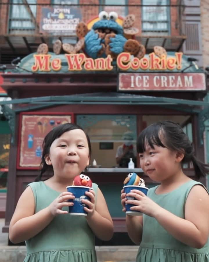 MOMOツインズのインスタグラム：「A great staycation at @rwsentosa over the weekend!    With exciting festivities lined up, the kids were thrilled to soak in the Christmas spirit, meeting their favourite characters and taking rides at Universal Studios Singapore. So much so they can’t stop talking about it. The kids had plenty of fun exploring the new zones at the S.E.A. Aquarium, and were intrigued at being able to interact with some of the sea animals at the discovery pool. The experience was made even more convenient with our choice of stay at Hotel Equarius. Each Universal Studios Singapore and S.E.A. Aquarium ticket comes with their limited edition face mask!   For kids 6 years old and above, remember to mask up and have a Merry Escape this bubbly Christmas, only at Resorts World Sentosa!   Universal Studios Singapore -  $66 for Adults and $48 for Children/Youth (ages 4-17)    S.E.A. Aquarium -  $32 ($35 for Peak Periods) for Adults, $28 for Youth (ages 13-17)and $23 for Children (ages 4-12)    AND get all-inclusive staycation deal from $418++ (enjoy additional savings with Mastercard while stocks last)   #RWSbubblymoments #rwsmoments #USS  #UniversalStudiosSingapore #SEAA #SEAAquarium #EquariusHotel #sp」