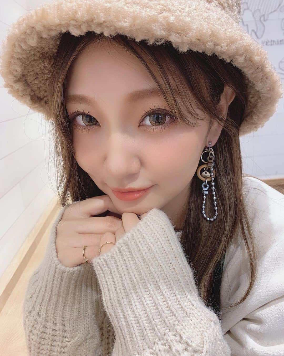 いっちゃん/嶋津 いつみのインスタグラム：「. . おnewの @merue_official  のイヤリングが かわい過ぎる…♡ . . . . #merue のアクセサリーは 他にないデザイン性があって個性的で クリスマスのプレゼントとかにも オススメよ🙋‍♀️❤️ . . . . . ただ…いつもすぐ売り切れちゃうから @merue_official のアカウントフォローして 待機しといてね🥺🙏🏻✨ . . . . . #関西  #関西サロモ  #サロンモデル #サロモ #いっちゃん  #フリーモデル #関西モデル  #あざといっちゃん #かわいっちゃん #いっちゃんコーデ  #ブライダルモデル #アレンジモデル #ヘアカラー  #ヘアアレンジ #くしゃ顔 #メルエ #アクセサリー #merue . . . . . 改めて… @rinatea_25  おめでとう🥺❤️❤️❤️ . . .」