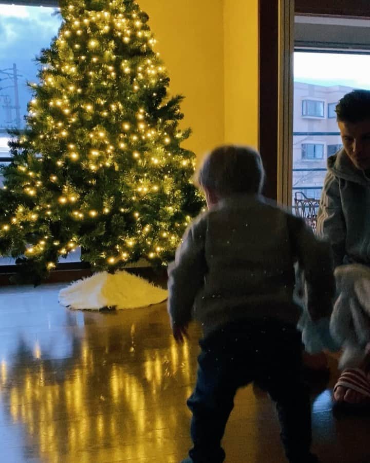 リアノン・ランゲラック（ミッチェル・ランゲラックの妻）のインスタグラム：「Santiago and Bunny are pretty happy with the Christmas tree 🎄」