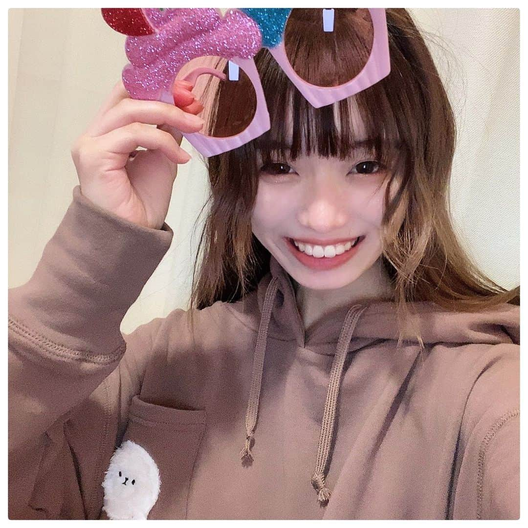 岩城優里さんのインスタグラム写真 - (岩城優里Instagram)「🎂 . 2020.11.30 19歳になりました. . . 沢山お祝いの言葉を下さって本当に感謝の気持ちでいっぱい(;_;)‪‪❤︎‬ . 素敵な1年にします💭 . . . #birthday #birthdaygirl #19歳  #lastteen #ラストティーン  #感謝の気持ちを忘れずに  #tutuanna #tutuhome #橋下美好 さんコラボ #パーカー女子 #ルームウェア #おうち時間」11月30日 21時15分 - yuriiwaki_1130