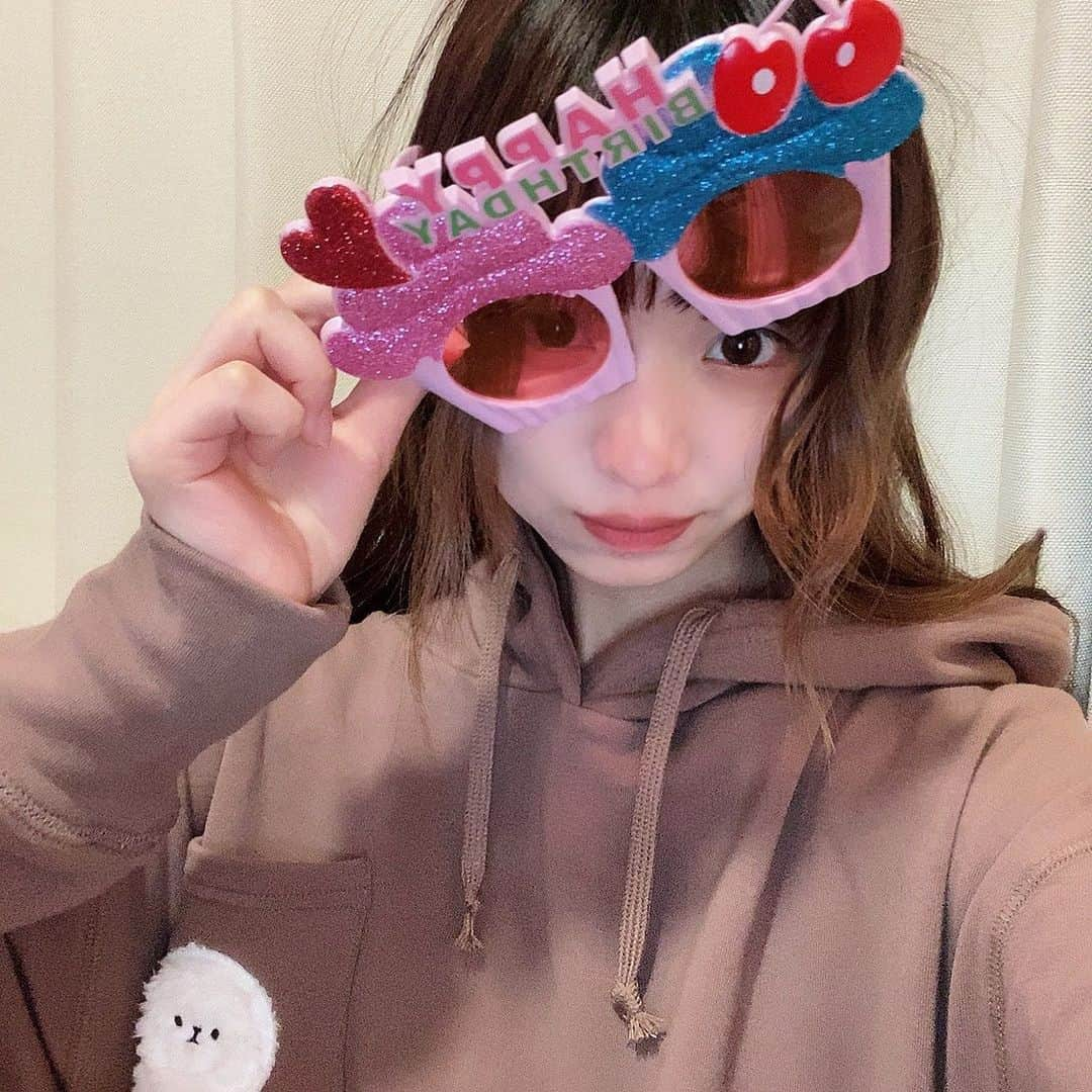 岩城優里さんのインスタグラム写真 - (岩城優里Instagram)「🎂 . 2020.11.30 19歳になりました. . . 沢山お祝いの言葉を下さって本当に感謝の気持ちでいっぱい(;_;)‪‪❤︎‬ . 素敵な1年にします💭 . . . #birthday #birthdaygirl #19歳  #lastteen #ラストティーン  #感謝の気持ちを忘れずに  #tutuanna #tutuhome #橋下美好 さんコラボ #パーカー女子 #ルームウェア #おうち時間」11月30日 21時15分 - yuriiwaki_1130