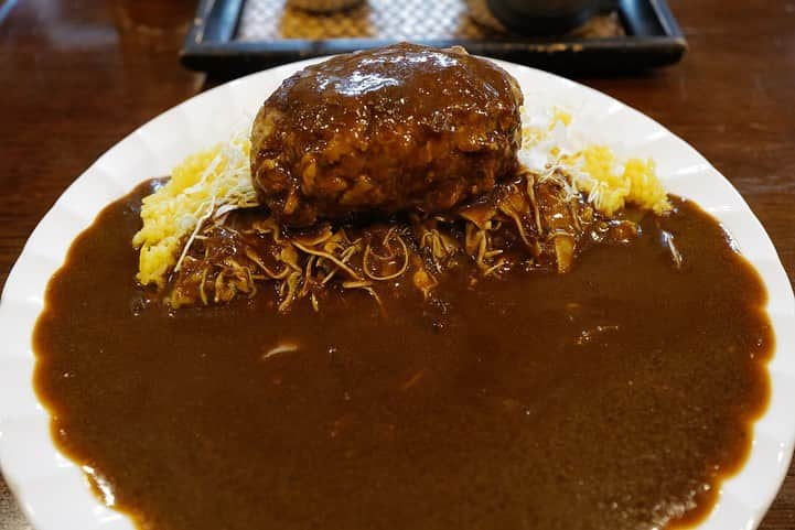 福岡グルメ 福岡ランチ「デビログ」さんのインスタグラム写真 - (福岡グルメ 福岡ランチ「デビログ」Instagram)「上川端町にある老舗カレー店『スパイス』でランチ。 先日は店主の大野さんにカレバカラジオに出演していただき、めちゃめちゃ楽しかった👌 限定13食の「手作りハンバーグカレー」1,180円税込は牛肉100%で200gもあるよ！デカいし、肉肉しい感じで美味い😋 ミュージシャンでもある大野さんの創るカレーはメタル魂の入った一皿やった👍 カレーは程よいスパイス感で、お子さんでも食べられる感じやね。 辛いのが好きな人はカイエンペッパーで調整できるよ。 店内にはなんと自作のガンダムグッズが置いてあるので、ガンダムファンは嬉しいかも😁  #スパイス （Spice） #福岡市博多区上川端町 14-30 092-271-7979 [月～金]11:00〜15:00 [土]11:00～14:00 時短営業中 定休日：日曜日、祝日  #福岡カレー #福岡カレー部 #カレー専門店スパイス #上川端町 #上川端町ランチ #上川端町カレー  #福岡 #福岡県 #福岡市 #福岡グルメ #福岡ランチ #福岡ディナー #福岡ごはん #福岡ご飯 #福岡飯 #福岡食べ歩き #福岡インスタグルメ #食べログ福岡 #福岡旅行 #福岡グルメ旅 #博多 #博多グルメ #博多ランチ #fukuoka #fukuokacity #fukuokagourmet #fukuokapics #hakata」11月30日 21時24分 - devi_takahashi