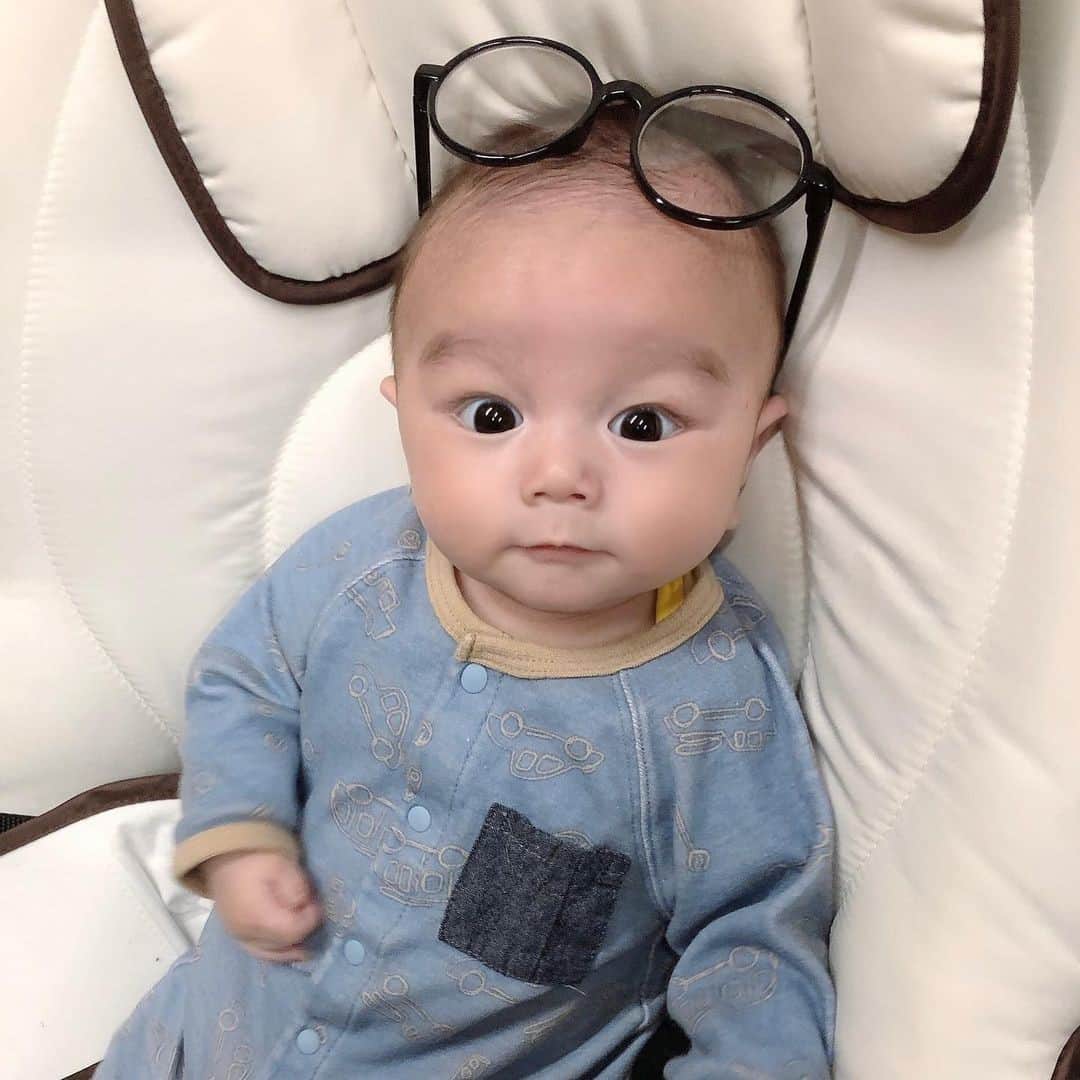 ままのてさんのインスタグラム写真 ままのてinstagram メガネ似合う ままのて おもちゃめがねを頭にかけています メガネ似合う と言っているようです かわいいです 生後2ヶ月 おもちゃメガネ