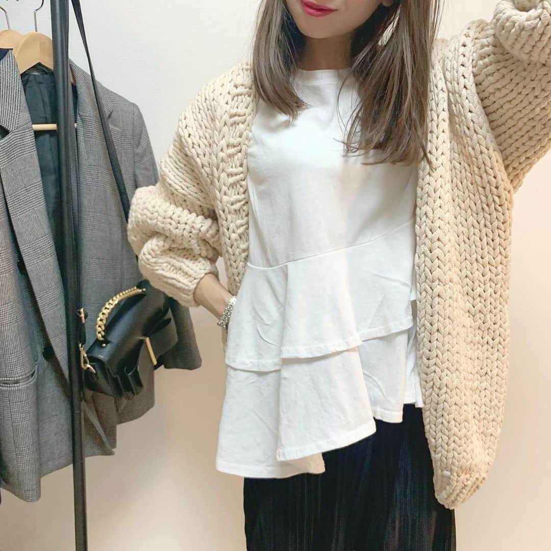 nyaachanのインスタグラム：「* フリル大好物♫ カジュアルなコーデの時も可愛くなるのが好き☺️ どんなときもどこかひとつ可愛いのを取り入れたい派🙌 * 大好きなトップスは　@isntshe_official  これほんまに可愛いしおすすめやからチェックしてほしい~🥺 * *  #instagood#instafashon#今日の服#今日のコーデ#おしゃれさんと繋がりたい#プチプラファッション#プチプラコーデ#カジュアルコーデ#着回しコーデ#大人カジュアル#韓国ファッション#きれいめカジュアル#きれいめコーデ#ガーリーコーデ#おちびコーデ#低身長#ティアードブラウス#秋コーデ#isntshe」