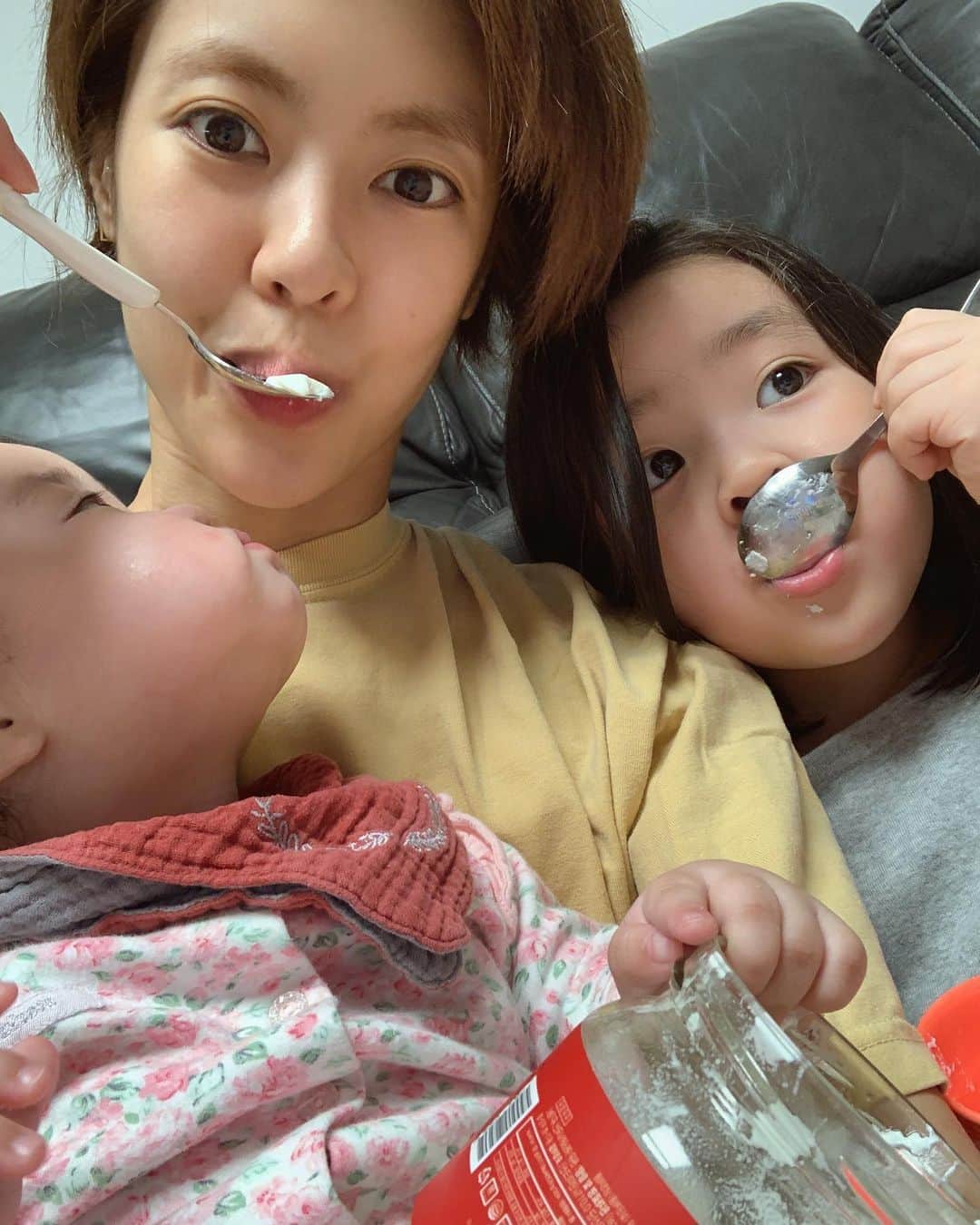 イ・ユンジのインスタグラム：「#야식중 입을 턱을 아니 볼을 쭈욱내밀고 요거트를 탐하는자.#요거튜우나도죠요#우리집쓰리콤보#내일도화이팅#언제잘껀지가늘궁금한이시간」