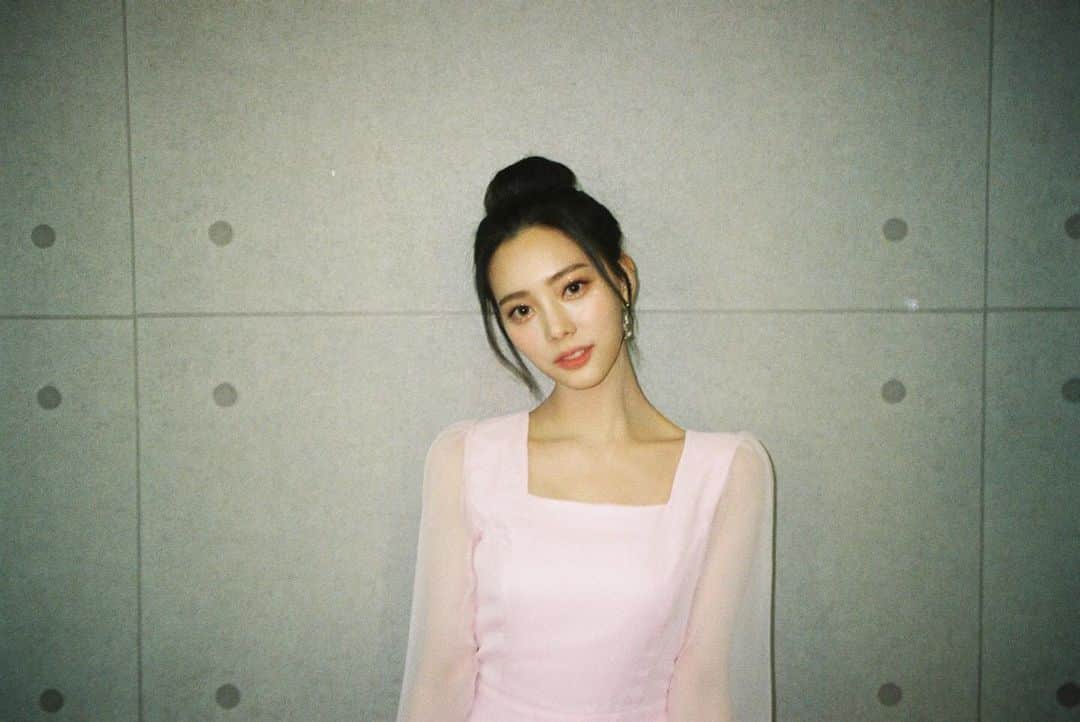 DIAのインスタグラム：「⠀ [#은채] 에이드 오늘 하루는 어떤 하루를 보냈나요 ?! 오늘도 너무 수고 많았고 고생했어요 ☺️ 우리 이번 주도 파이팅 합시다 ㅎㅎㅎ 다들 마스크 잘 쓰고 손도 잘 씻고 항상 조심합시다!! 오늘도 많이 좋아해 사랑해 에이드 🤍  ( 사진은 감싸줄게요 활동 당시 주은언니가 찍어준 필름 카메라 📸 ) ⠀⠀ #다이아 #DIA⠀ #EUNCHAE」