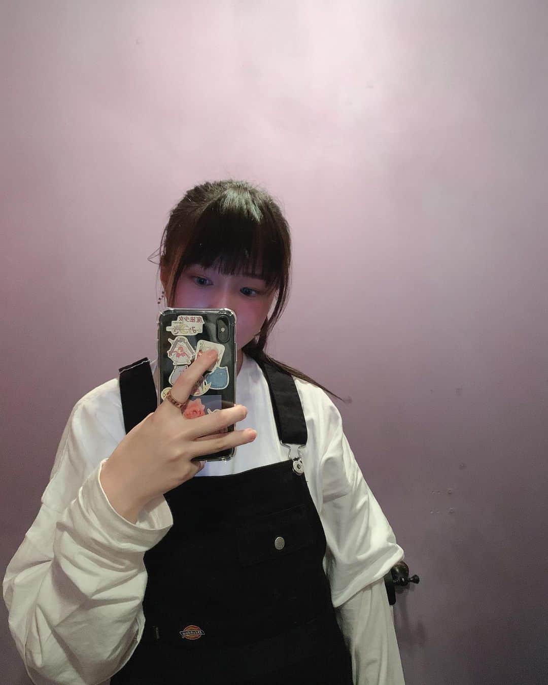 のインスタグラム：「. 珍しくサロペ☺︎  携帯ケースに美月さんの展示会のシール入れてるんだ~🤍」
