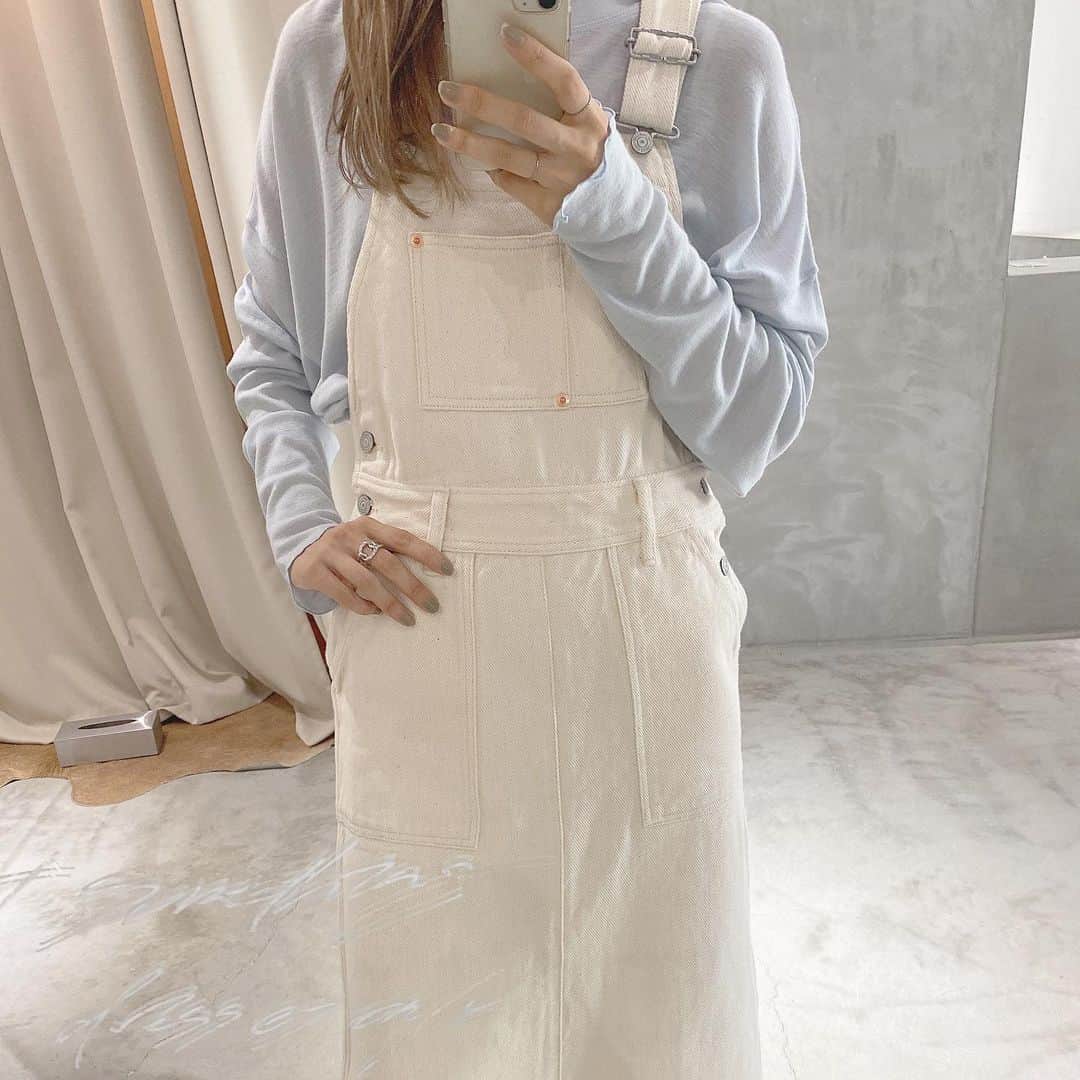 松田 美奈子のインスタグラム：「サロペットスカートはすっきりしてて大人ぽく着れます👗  肌触りのいいtopsと合わせてます🌿  tops... @merci__jp  skirt... @shinzone_official  shoes... @maisonmargiela」