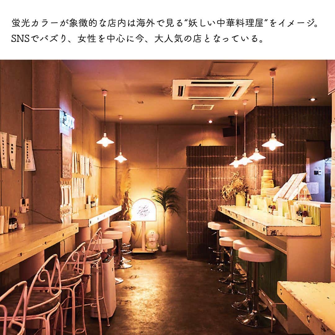 東京カレンダーさんのインスタグラム写真 - (東京カレンダーInstagram)「【ネオ酒場で “大人のフロート” に酔いしれたい 】@神田  ーーー #トーキョーギョーザクラブ ーーー  最新トレンドがSNSから発信される昨今、 神田にある『トーキョーギョーザクラブ』が 内装も然り、料理やドリンクも写真映えする仕掛けであふれており、注目を集めている。    【期間限定】店内もポップでカフェと見まがうほど洒落ている“ネオ酒場”が挑んだ新作  「UCC BLACK無糖」でつくる 「レモネードブラックボールフロート」と「レモネードブラックボール」  大人も思わず歓喜する完成度の高さ。  期間限定で提供されるこれらは、 ともにコーヒー豆と水だけでつくられた香料無添加の「UCC BLACK無糖」に 特製レモネードを合わせた焼酎ドリンク。  「特製 肉汁焼き餃子」「肉汁焼き小龍包」「もやしのジンジャーナムル」という 店自慢の料理がひと皿に集結した「トーキョーギョーザクラブセット」なら、￥980という値段にも関わらず 「レモネードブラックボールフロート」か「レモネードブラックボール」も付くのでお得だ。  #ブラックボール#ブラック無糖#uccコーヒー #トーキョーギョーザクラブ#PR #東カレ#東京カレンダー#tokyo#東京グルメ #おすすめのお酒#ブラックコーヒー#コーヒーのある暮らし #珈琲#珈琲時間#神田グルメ#神田飲み #ネオ酒場#ネオ居酒屋#お洒落居酒屋#カクテル #インスタ映えドリンク#インスタ映えするお店#餃子」11月30日 21時28分 - tokyocalendar