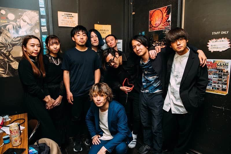 三島想平のインスタグラム：「SOHEI MISHIMA “plan B” EXTREME LIVE SET  無事終了。この状況下でも会場に足を運んでくださった皆さま、配信をご覧くださった皆さま、本当にありがとうございました。 アーカイブはしばらく残りますのでまだ観られます。  素晴らしい友人でもあるメンバーやスタッフに支えられてなんとかここまで来られました。感謝しかありません。 いくつになってもチャレンジを続けるべきだと改めて感じさせられました。  調子に乗って髪を更に染めました。 衣装でどうしてもローファー履きたかったので、不思議なハイブリッドローファー買いました。  PHOTO BY @chiaki_twalf」