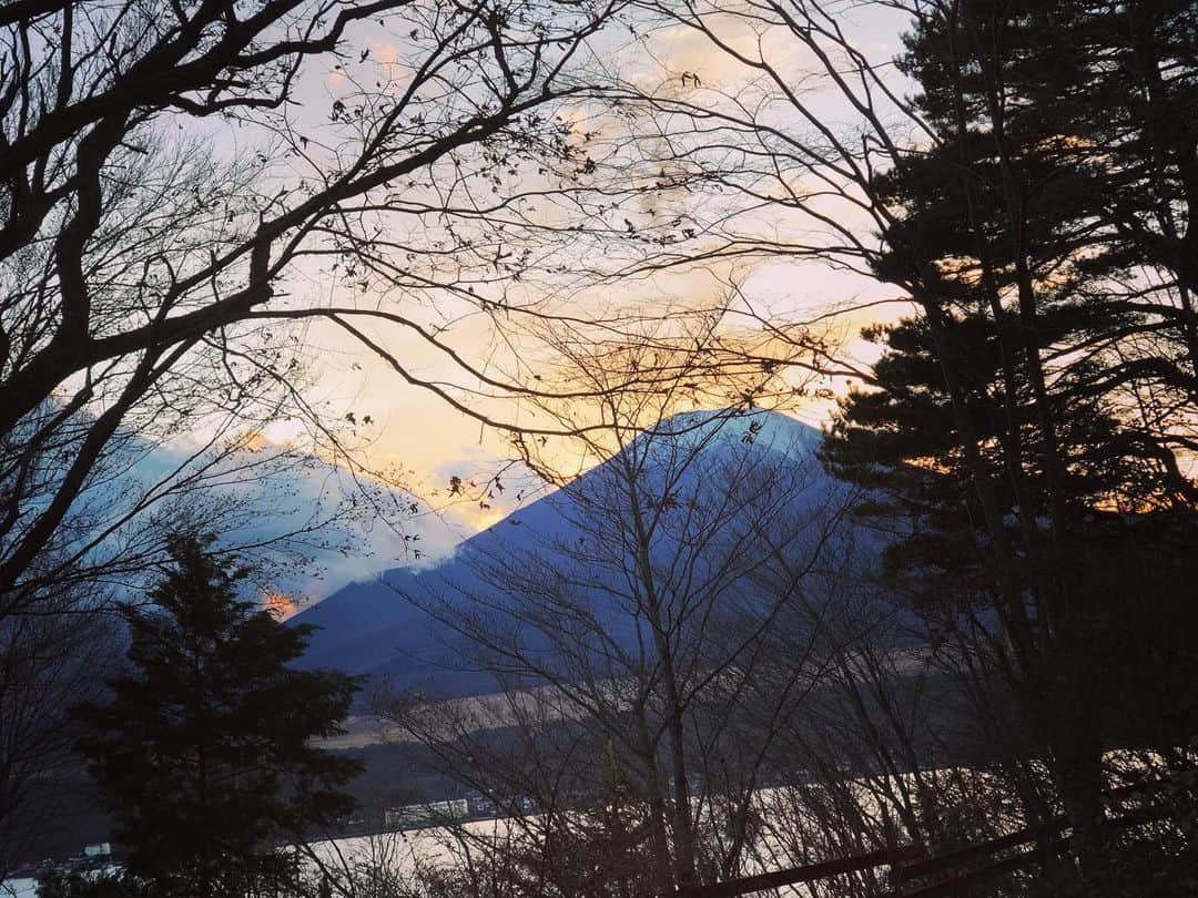 飯沼誠司さんのインスタグラム写真 - (飯沼誠司Instagram)「BESS な気分.  Fusion with nature.  #bess #nature  #mtfuji  #japan  #lake #bbq #シュトーレン」11月30日 21時30分 - seiji_iinuma
