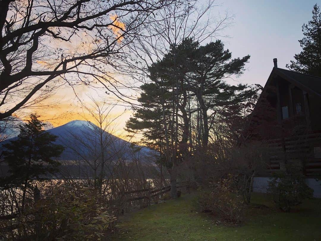 飯沼誠司さんのインスタグラム写真 - (飯沼誠司Instagram)「BESS な気分.  Fusion with nature.  #bess #nature  #mtfuji  #japan  #lake #bbq #シュトーレン」11月30日 21時30分 - seiji_iinuma