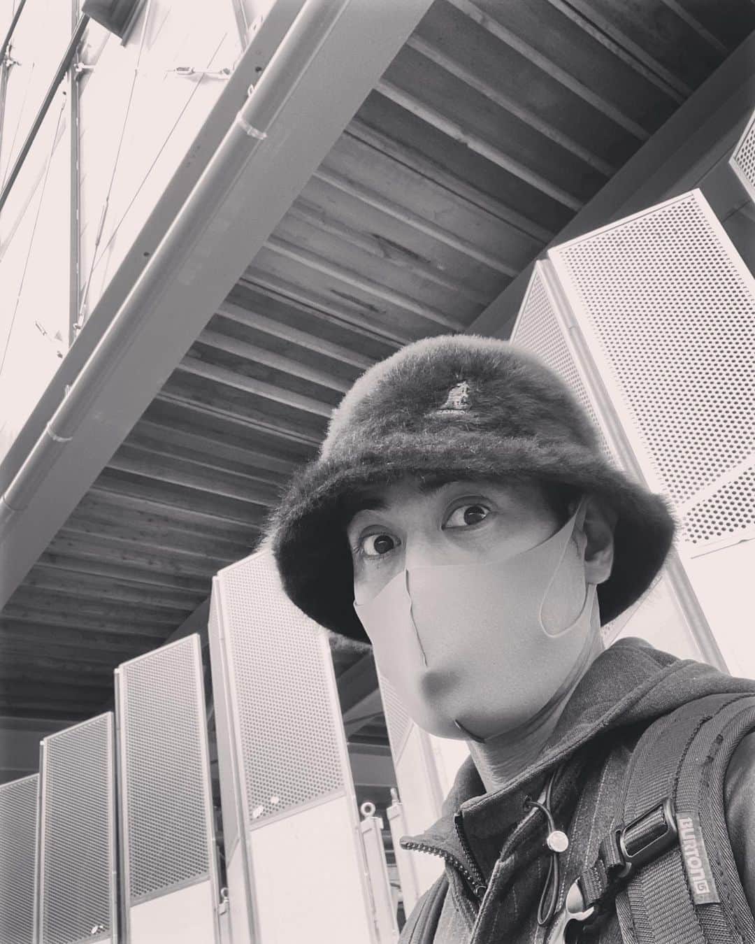 青木伸輔のインスタグラム：「SHADOWSクラウドファンディング残すところあと10日！ 明日12/1(火)21時頃〜稽古場で全キャストでツイキャスやります！ よろしくお願い致します。 https://twitcasting.tv/ba_madala ＊写真2枚目のQRコードからSHADOWSクラウドファンディングページへアクセスできます。 稽古場日記などアップデートも更新中です。 #マダラバ #シャドウズ #ツイキャス」